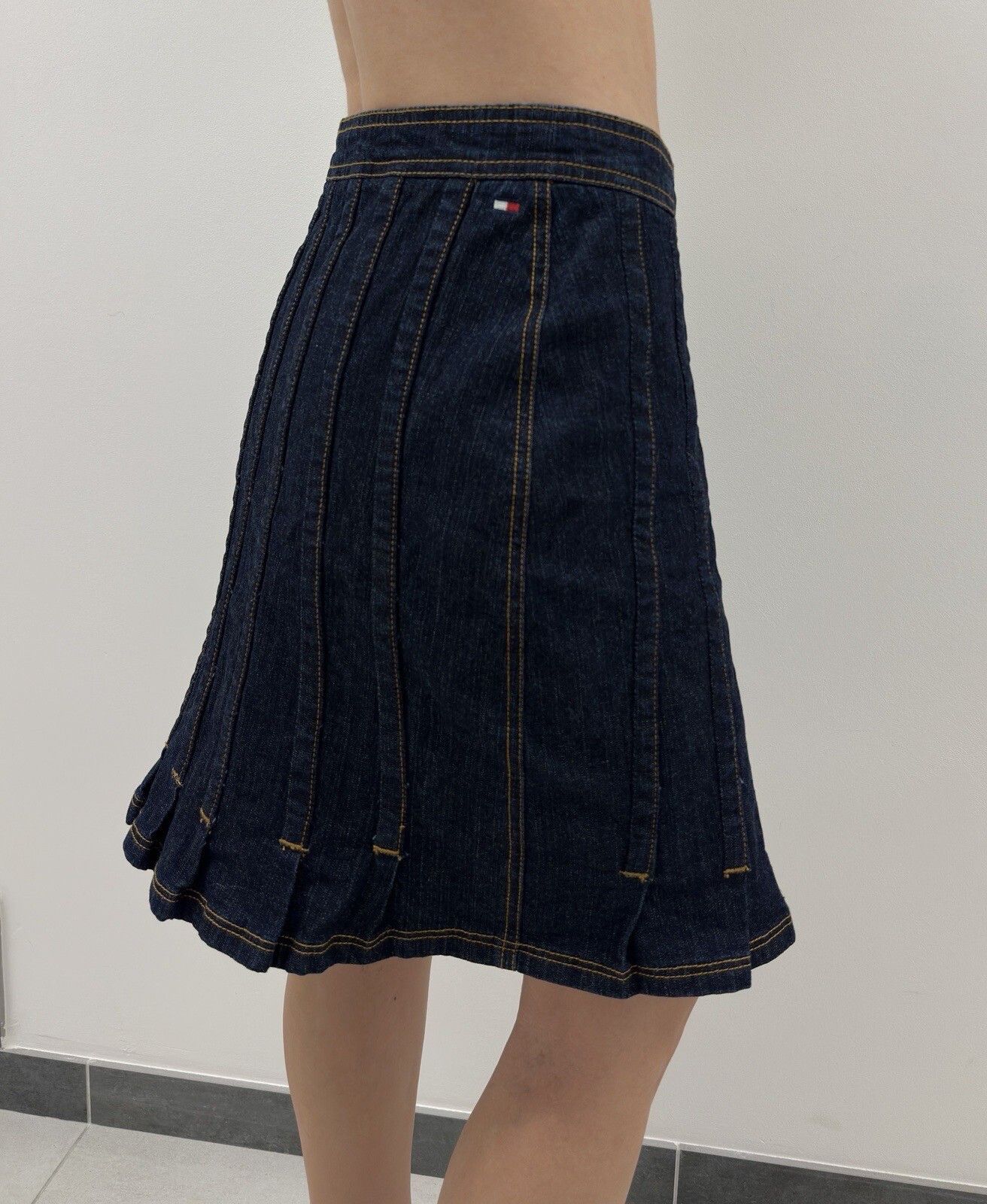 Tommy Hilfiger Vintage Tommy Hilfiger Denim Skirt Pleated Y2K 2000’s Size 2 Size 27" / US 4 / IT 40 - 4 Thumbnail