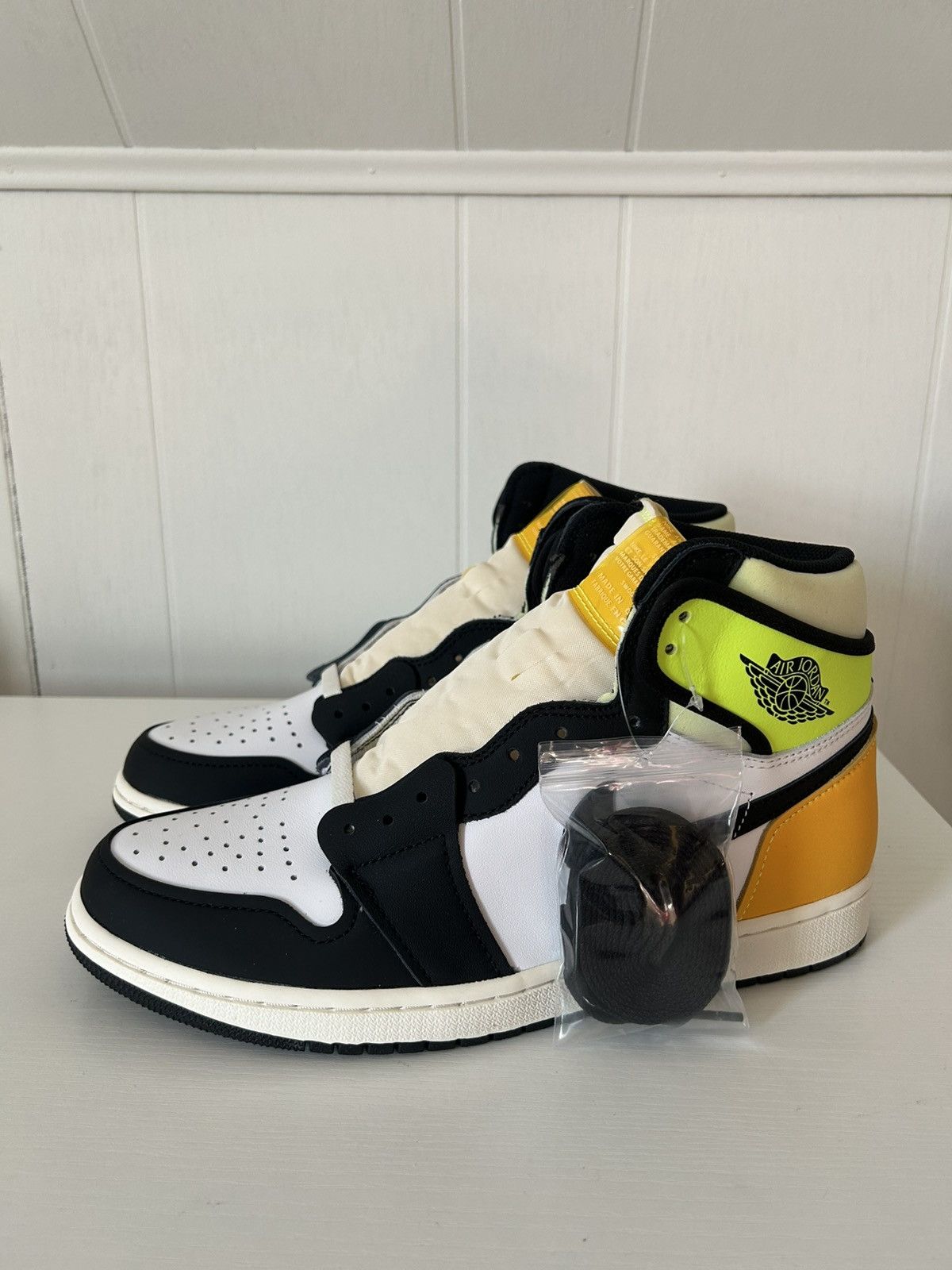 Jordan Brand Nike Air Jordan 1 High Volt Size US 10.5 / EU 43-44 - 2 Thumbnail