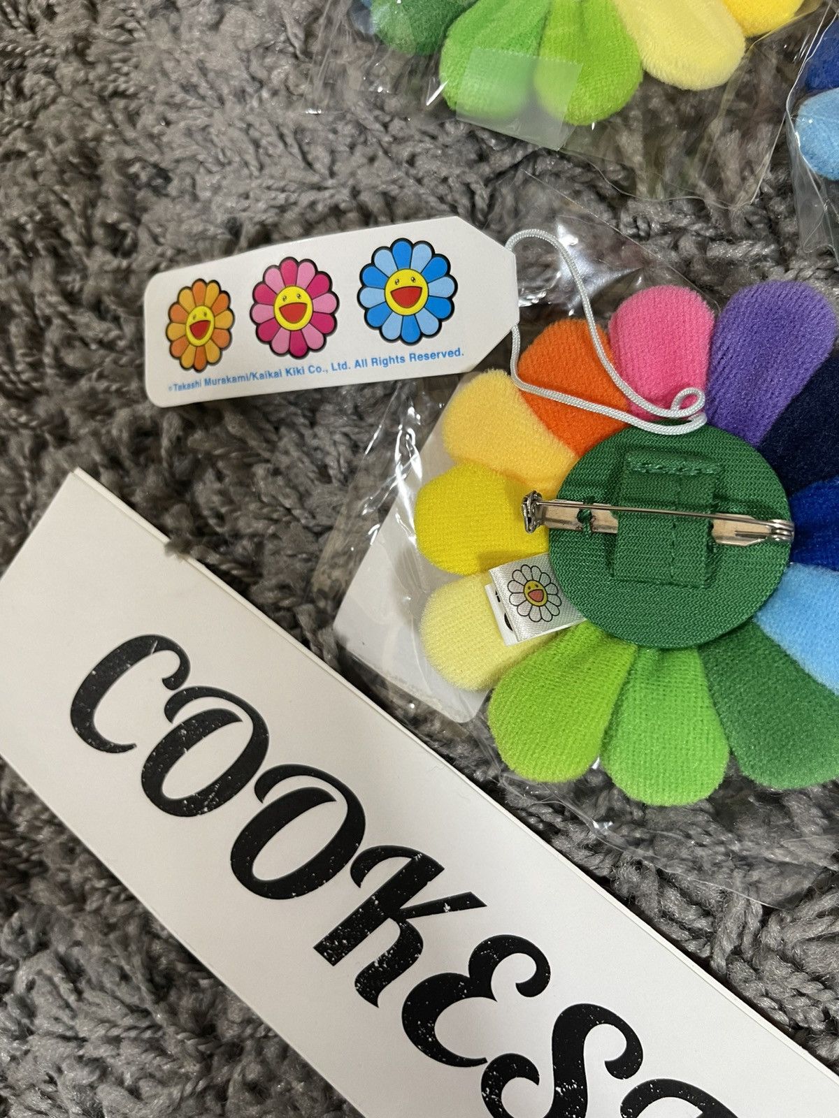 Takashi Murakami 2019 Takashi Murakami Flower Plush Pin Rainbow White Blue Size ONE SIZE - 6 Thumbnail