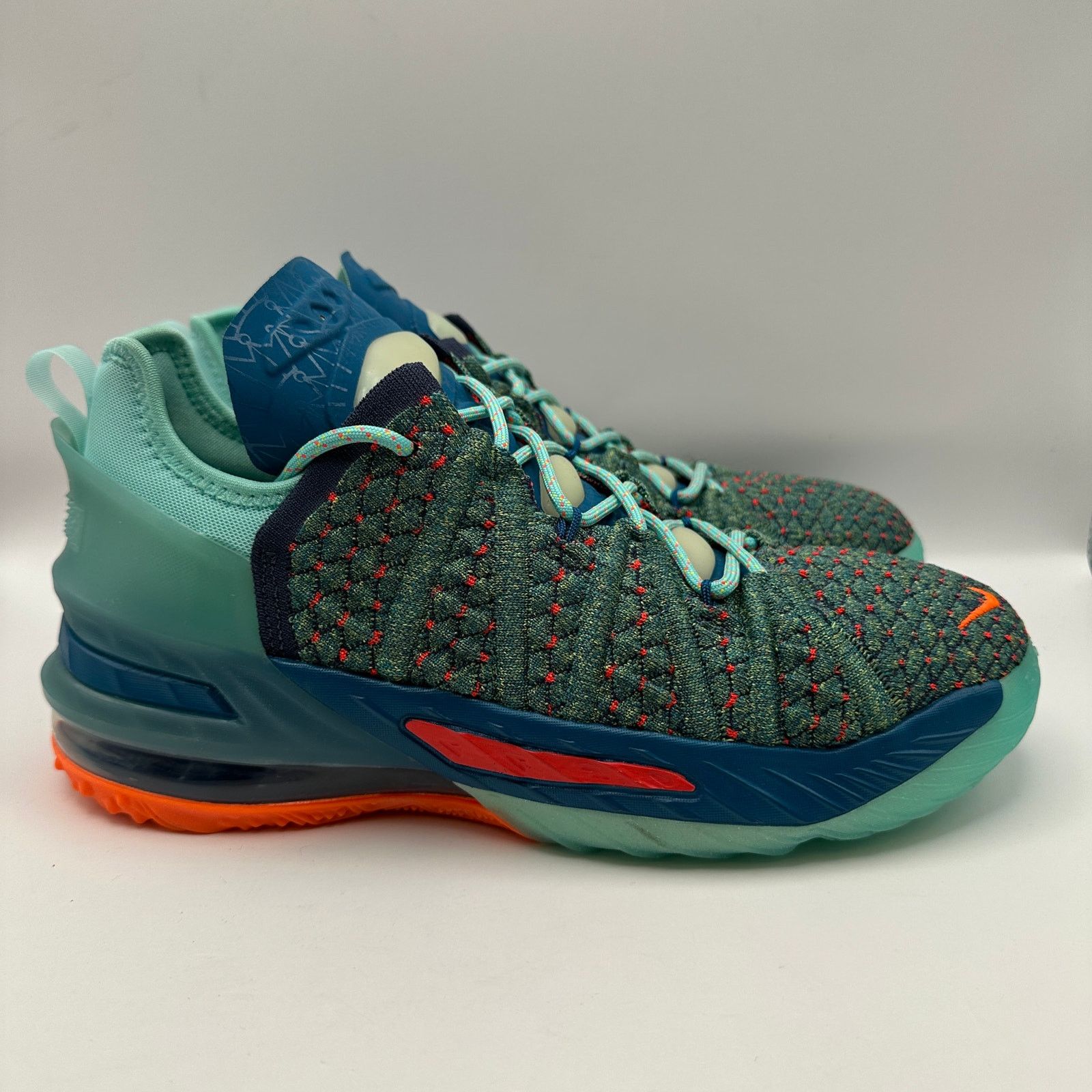 Nike NIKE LEBRON KIDS' 6Y GS We Are Family Hyper Crimson CW2760 Size US 6 / IT 36 - 4 Thumbnail
