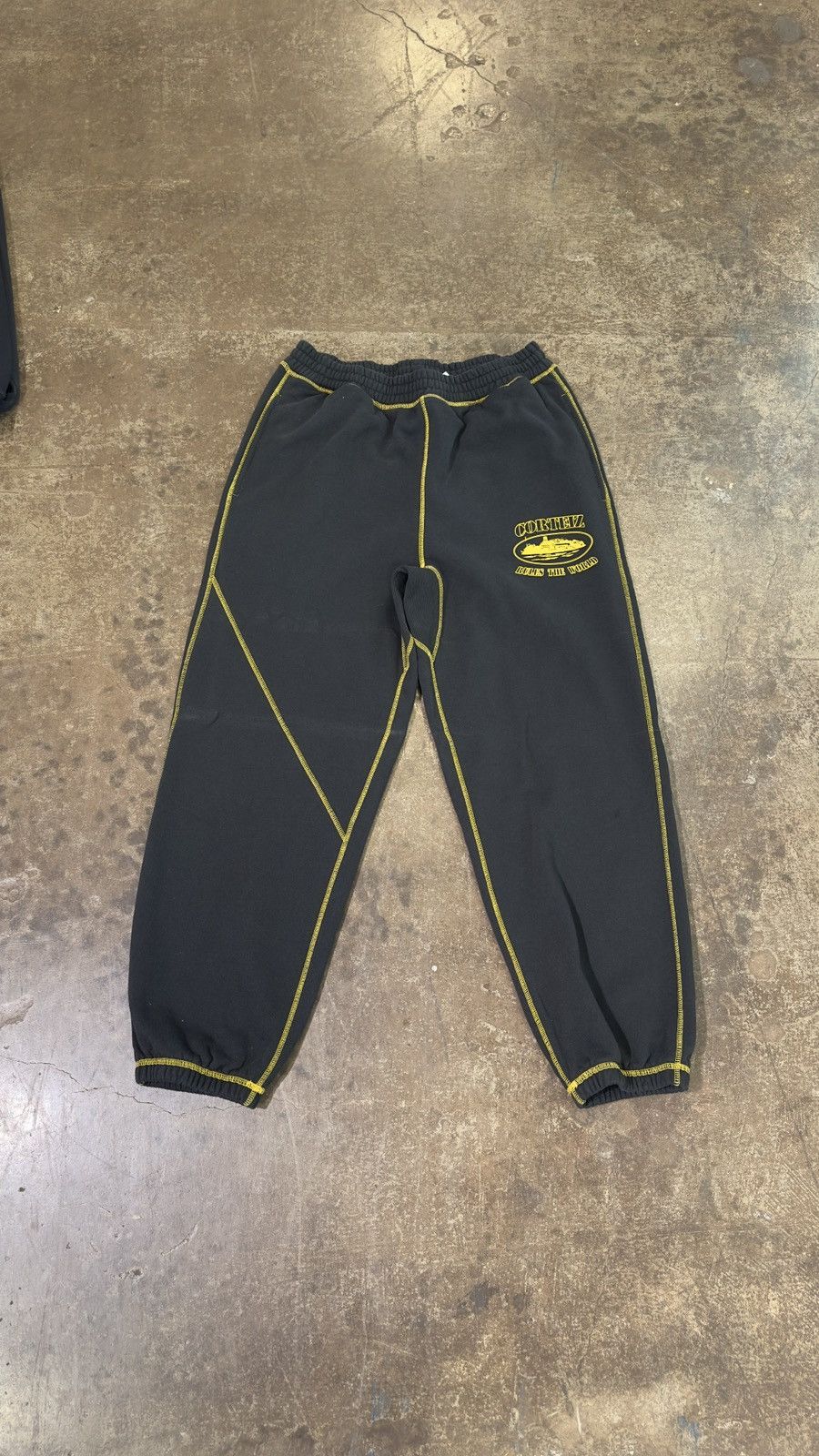 トップス Corteiz Velour Track Pants - Black Corteiz CORTEIZ VVS VELOUR BOTTOMS [TRIPLE BLACK] | Grailed
