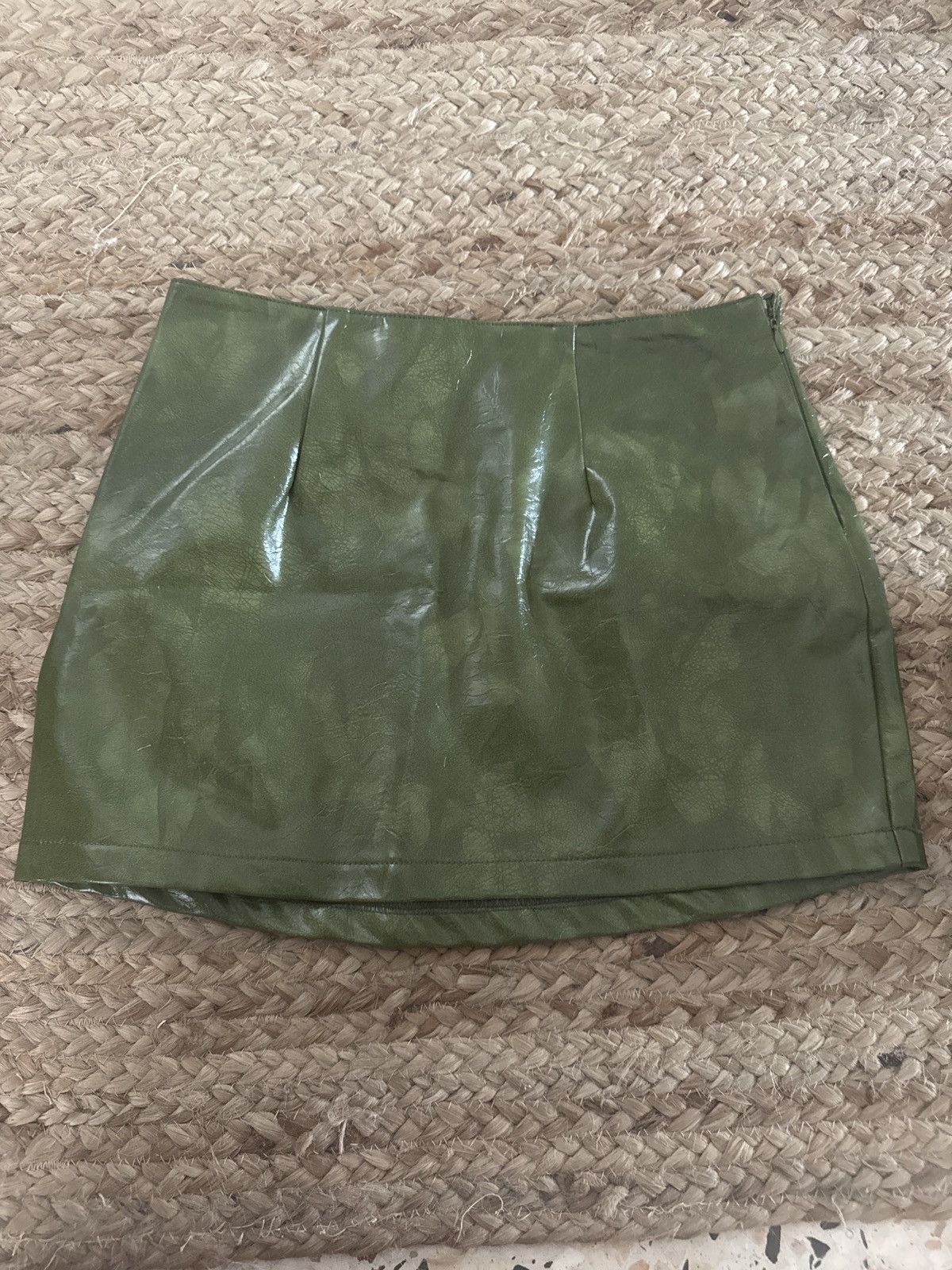 superdown ETHEL FAUX LEATHER MINI SKIRT IN OLIVE Size 25" / US 0 / IT 36 - 1 Thumbnail