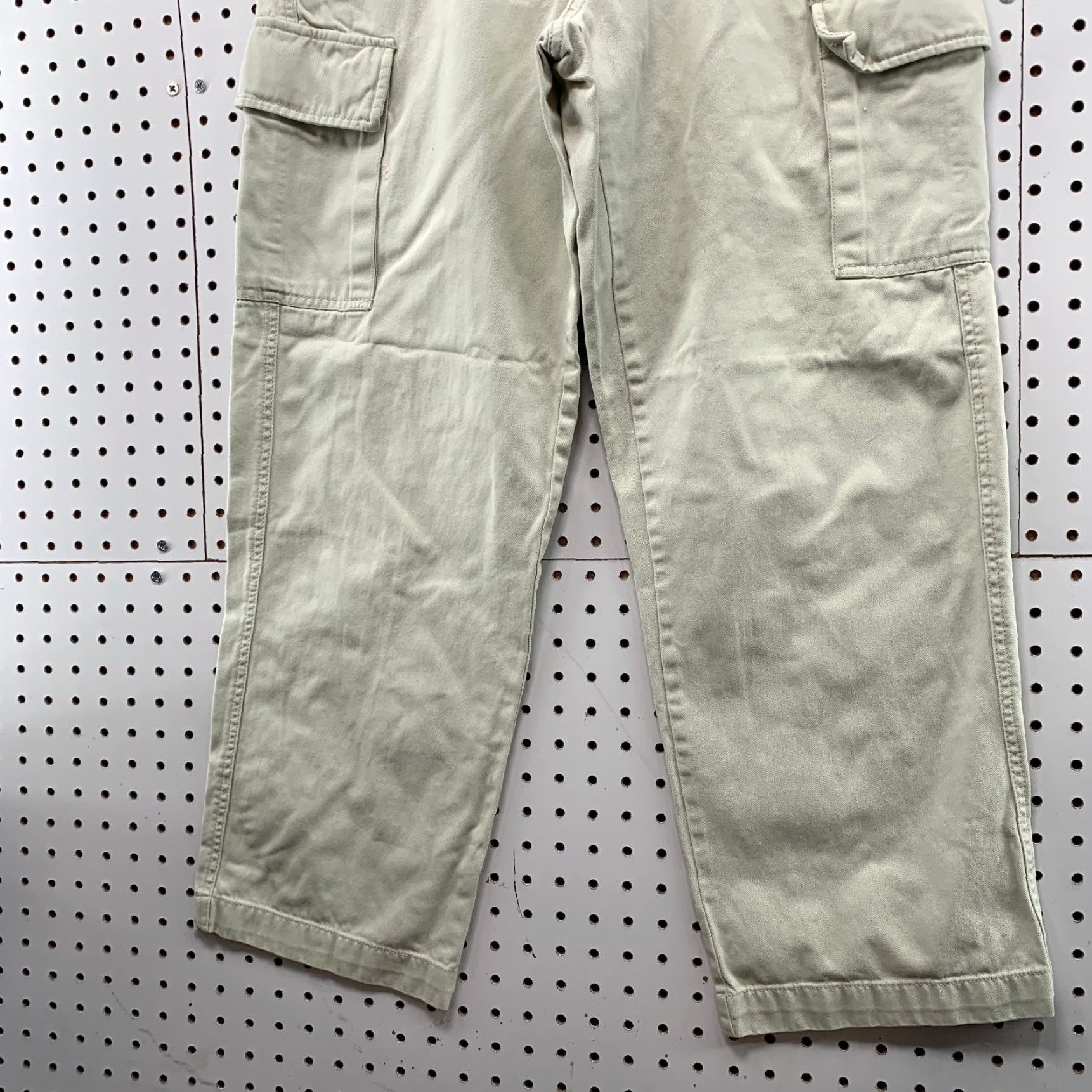 Gap VINTAGE Gap Cargo Pants Mens 30x28 Beige Baggy Y2K Skater Punk Mall 1969 30x28 Cargo Pants Womens Mens Girls Size US 30 / EU 46 - 3 Thumbnail