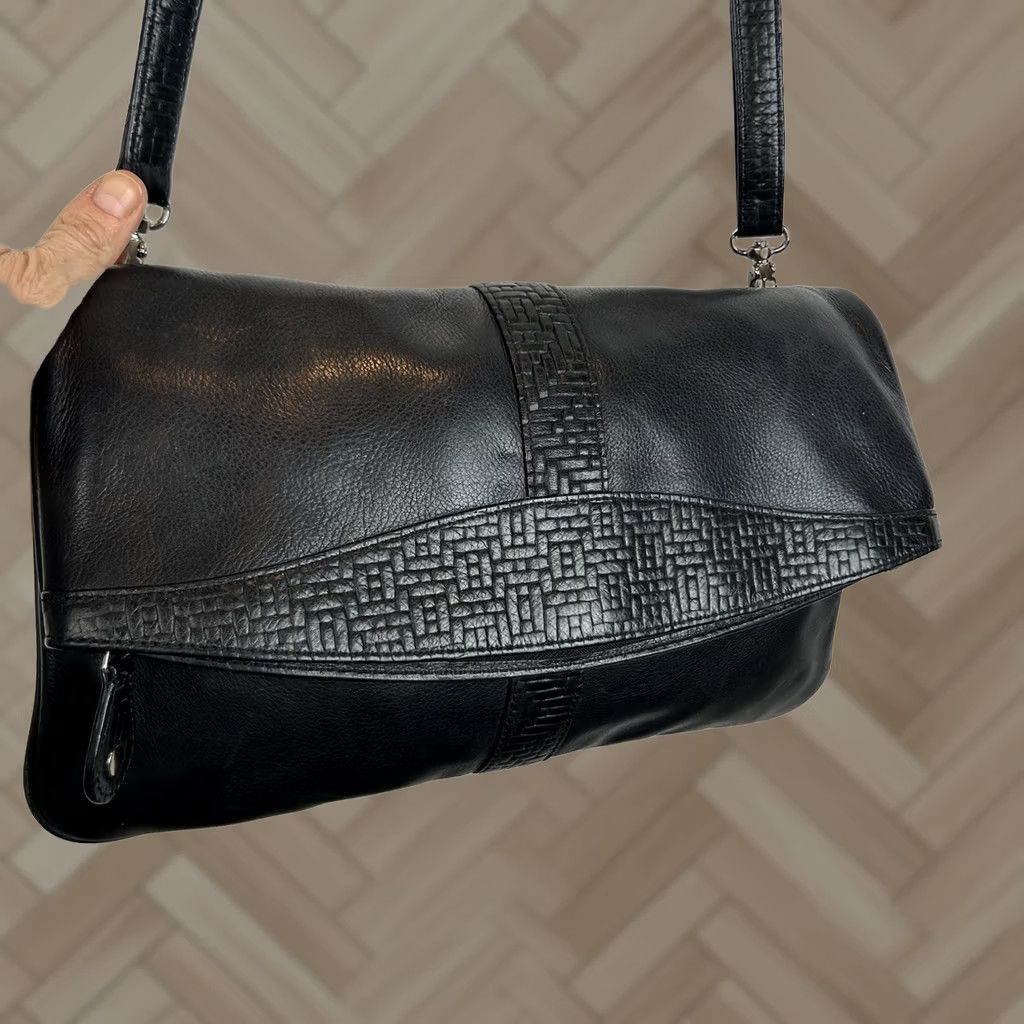 Revenge Levenger Crossbody Bag Leather Black Pebble 13W 8H 3D Women's Medium Folding Adjustable Strap Size ONE SIZE - 1 Thumbnail