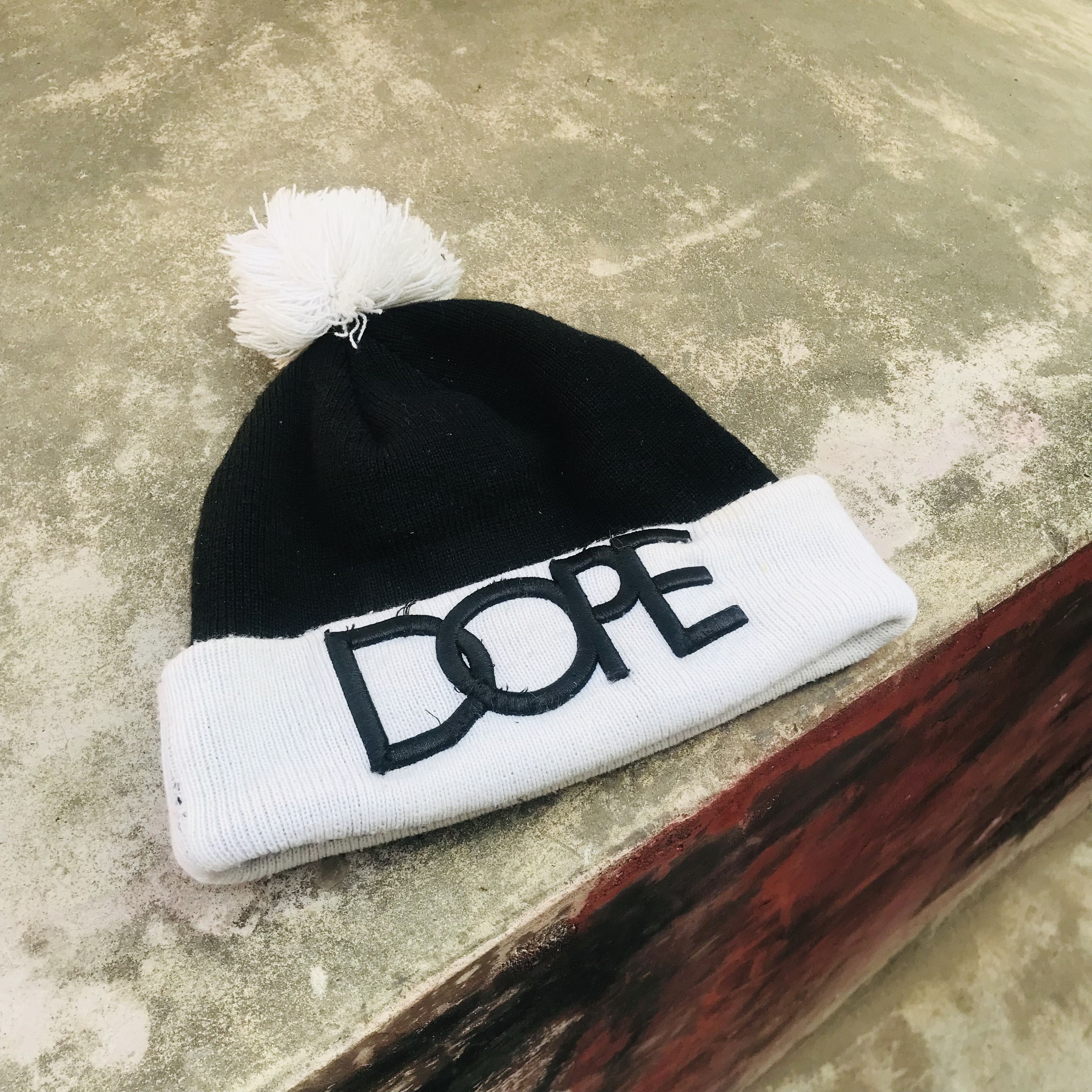 Vintage Vintage Dope Bubble Pom Beanie Size ONE SIZE - 1 Thumbnail