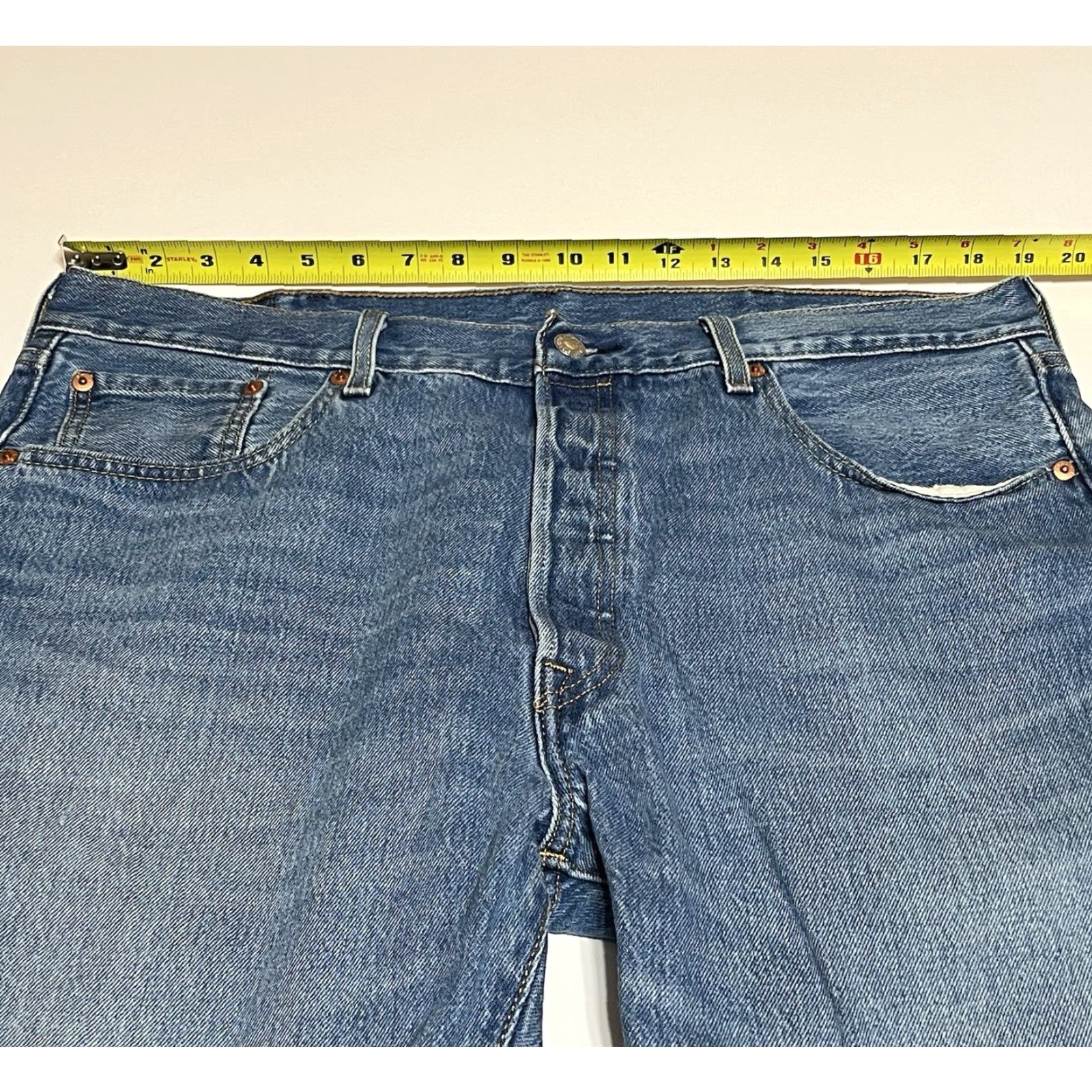 Levi's VINTAGE Levis 501 Straight Leg Button Fly Medium Wash Jeans Mens 38x32 38x31 Blue Size US 38 / EU 54 - 3 Thumbnail