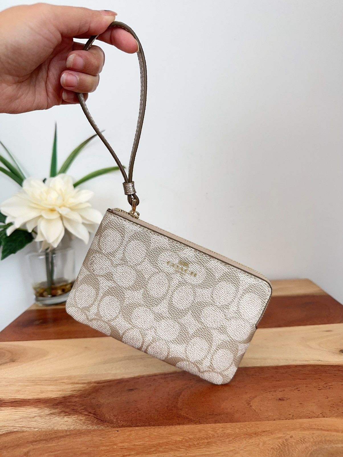 Coach NWT Coach Corner Zip Wristlet In Signature Canvas Size ONE SIZE - 5 Thumbnail