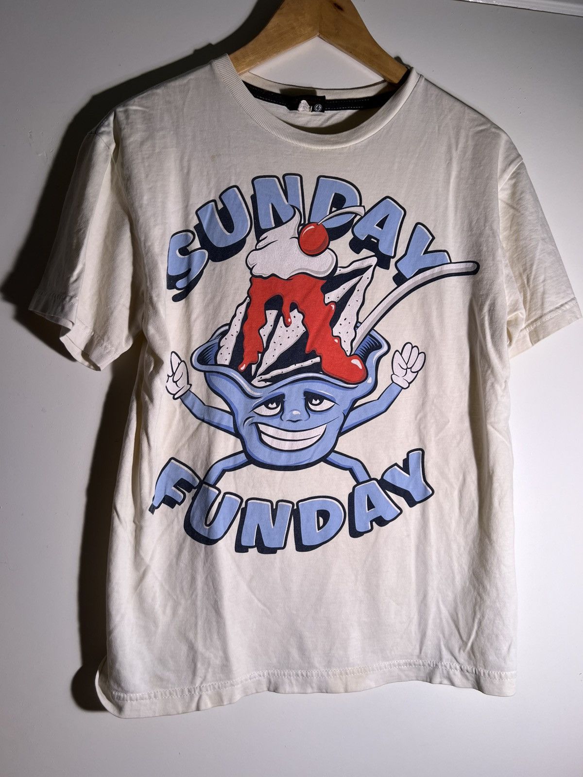 Vintage Y2K 2000’s VTG Vintage Volcom Sunday Funday Retro Tee Shirt Size US L / EU 52-54 / 3 - 1 Thumbnail