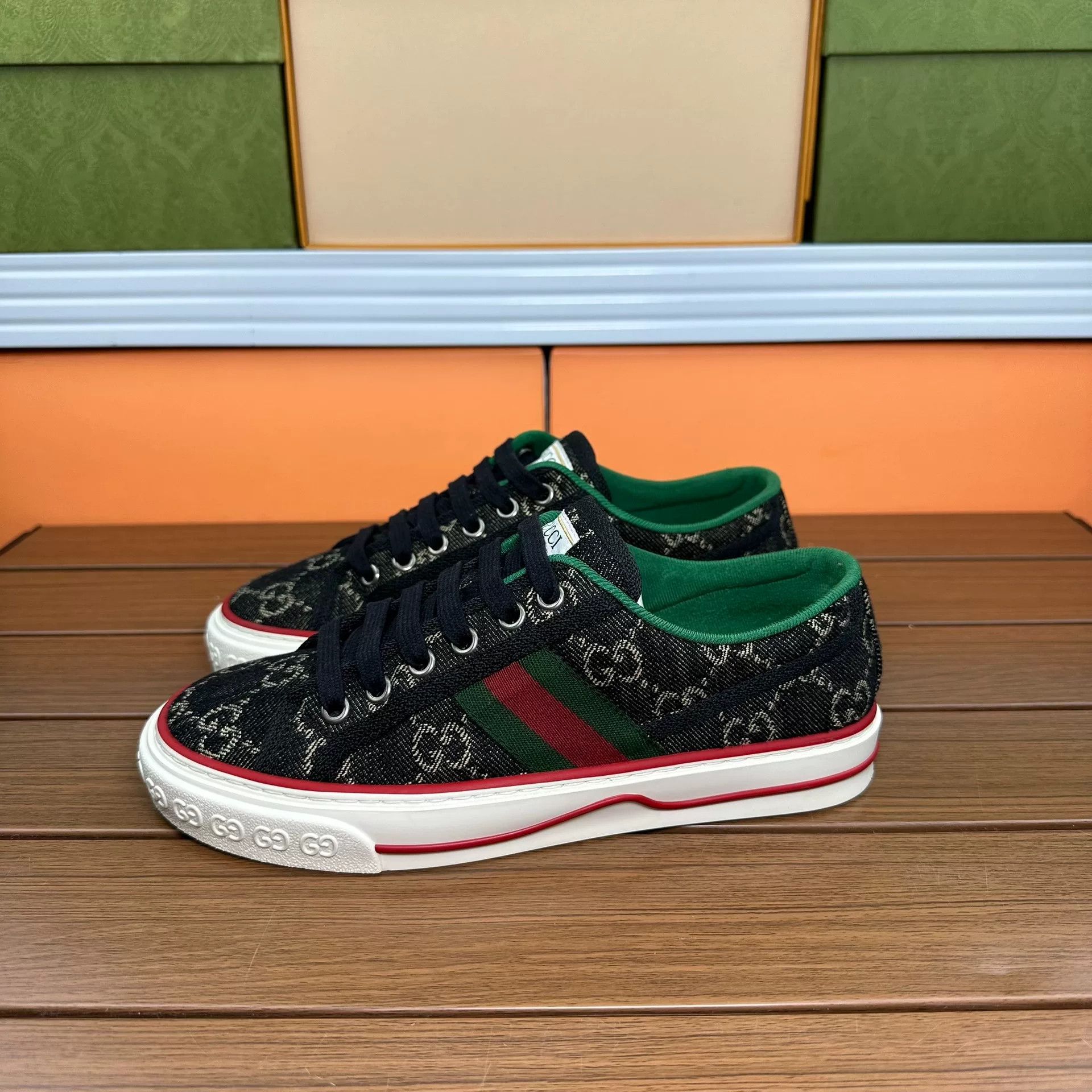 Gucci Gucci Lowtop Sneakers it_35-5 Women Size US 5.5 / IT 35.5 - 1 Thumbnail
