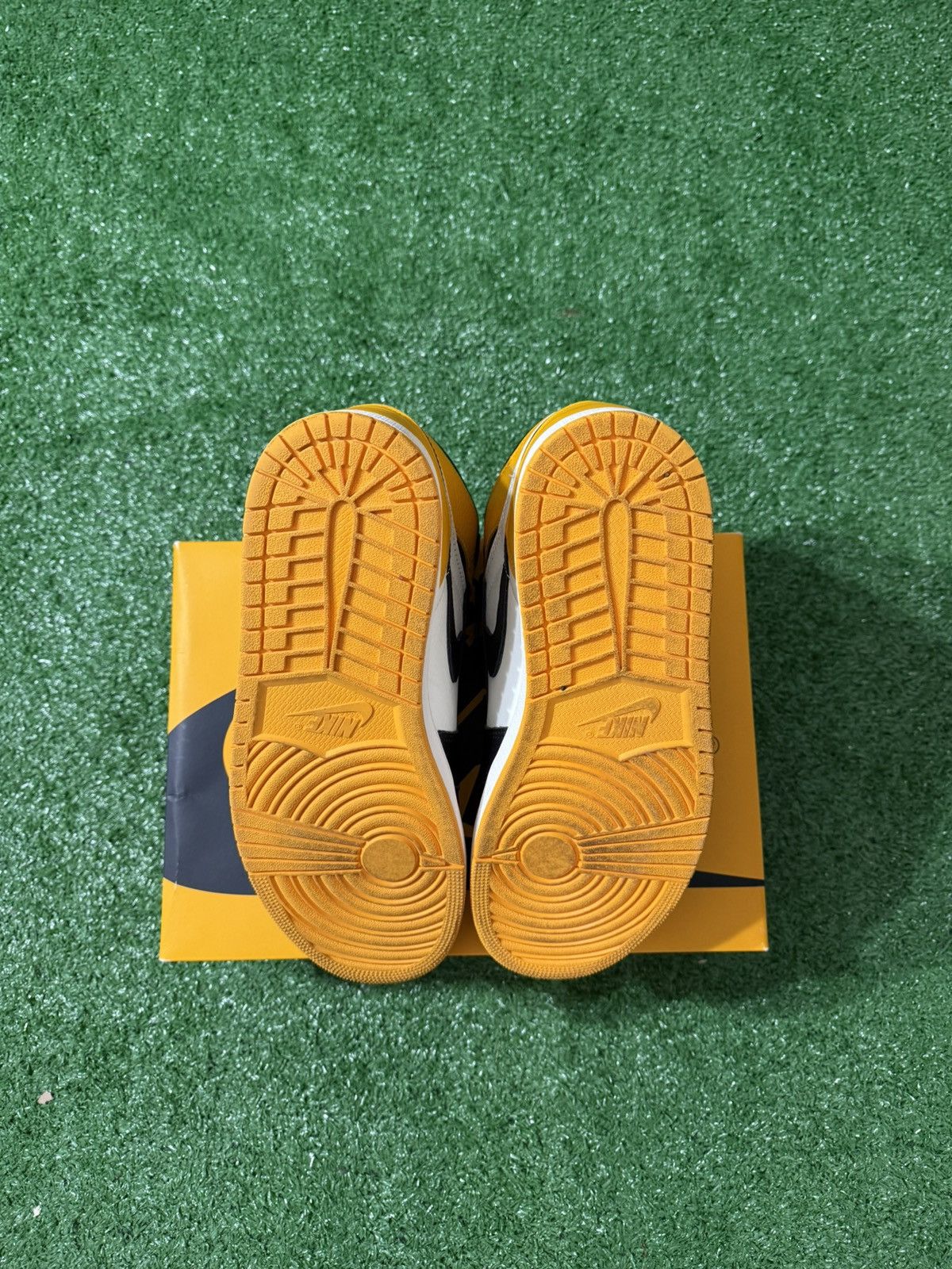 Nike Air Jordan 1 Retro High OG 'Yellow Toe' Size US 13 / EU 46 - 7 Thumbnail
