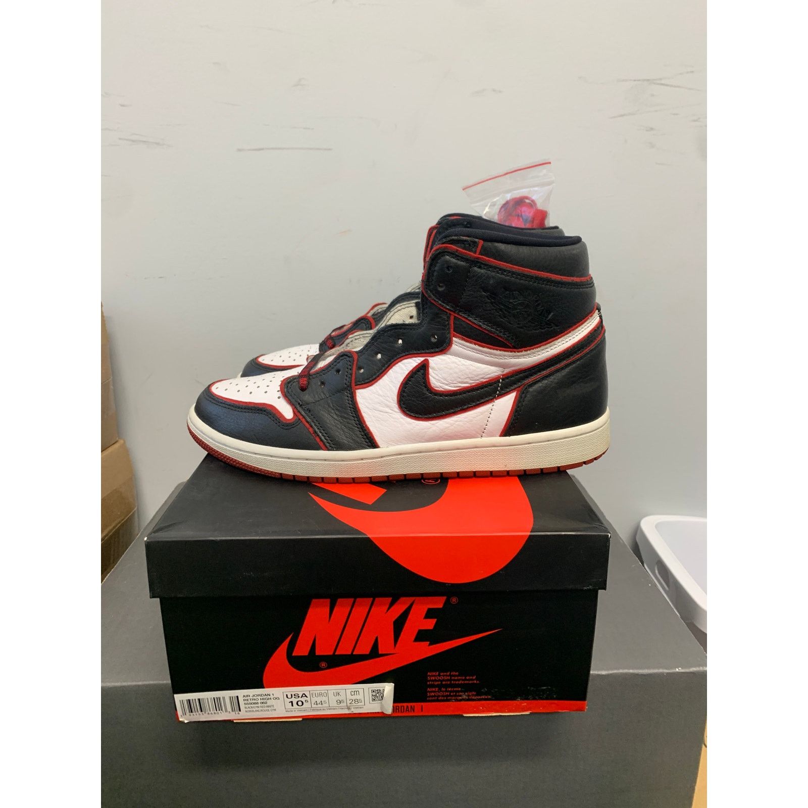 Nike Nike Air Jordan 1 Retro Bloodline Used Size 10.5 SHIPS NOW Size US 10.5 / EU 43-44 - 3 Thumbnail