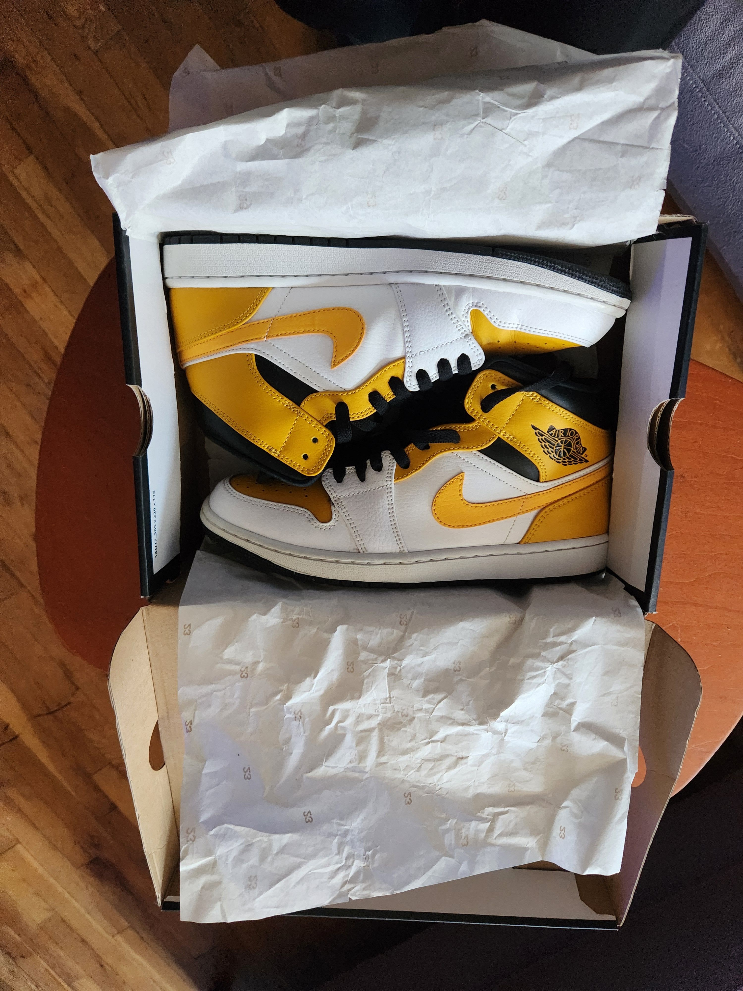 Nike Air jordan 1 mid Size US 9 / EU 42 - 3 Thumbnail