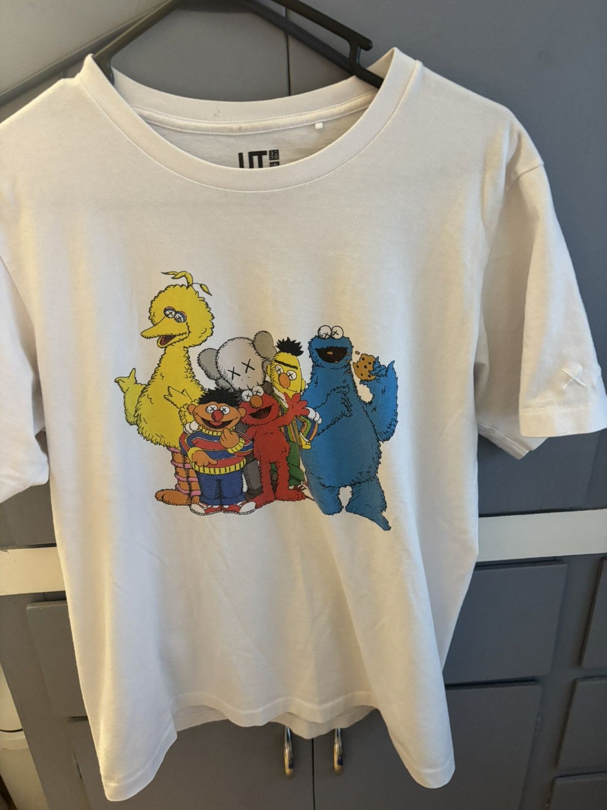 Kaws Kaws Sesame Street Group #2 Shirt Size US M / EU 48-50 / 2 - 1 Thumbnail