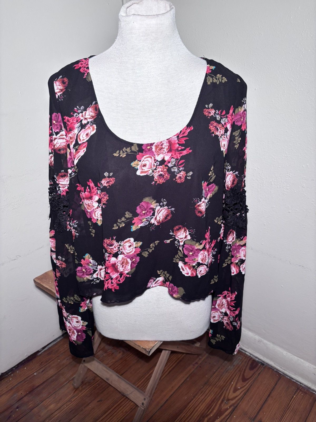 Forever 21 Forever 21 Belle Sleeve Floral Crop Blouse Size L / US 10 / IT 46 - 1 Thumbnail