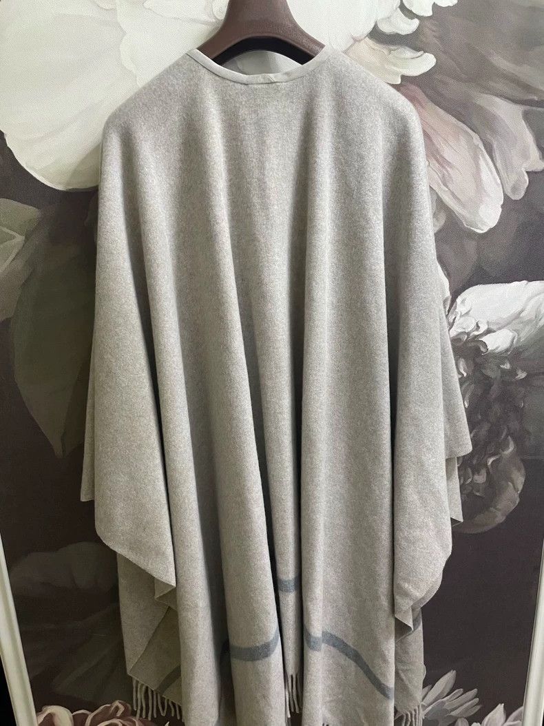 Loro Piana LORO PIANA She is wearing a cashmere shawl Size M / US 6-8 / IT 42-44 - 5 Thumbnail