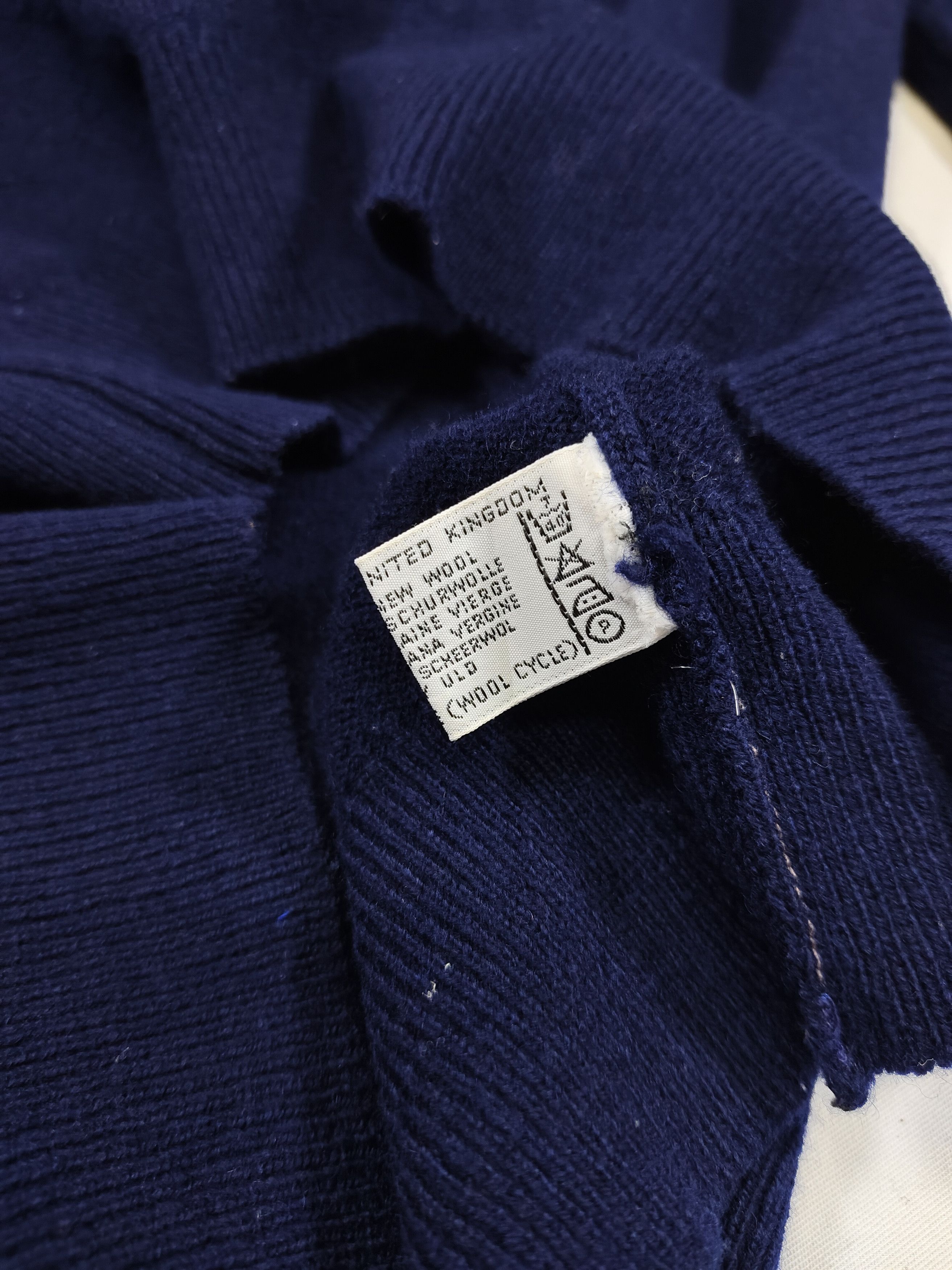 Burberry 90s Burberrys- Archive Embroidered Logo VNeck Lambswool Knit Size US M / EU 48-50 / 2 - 6 Thumbnail