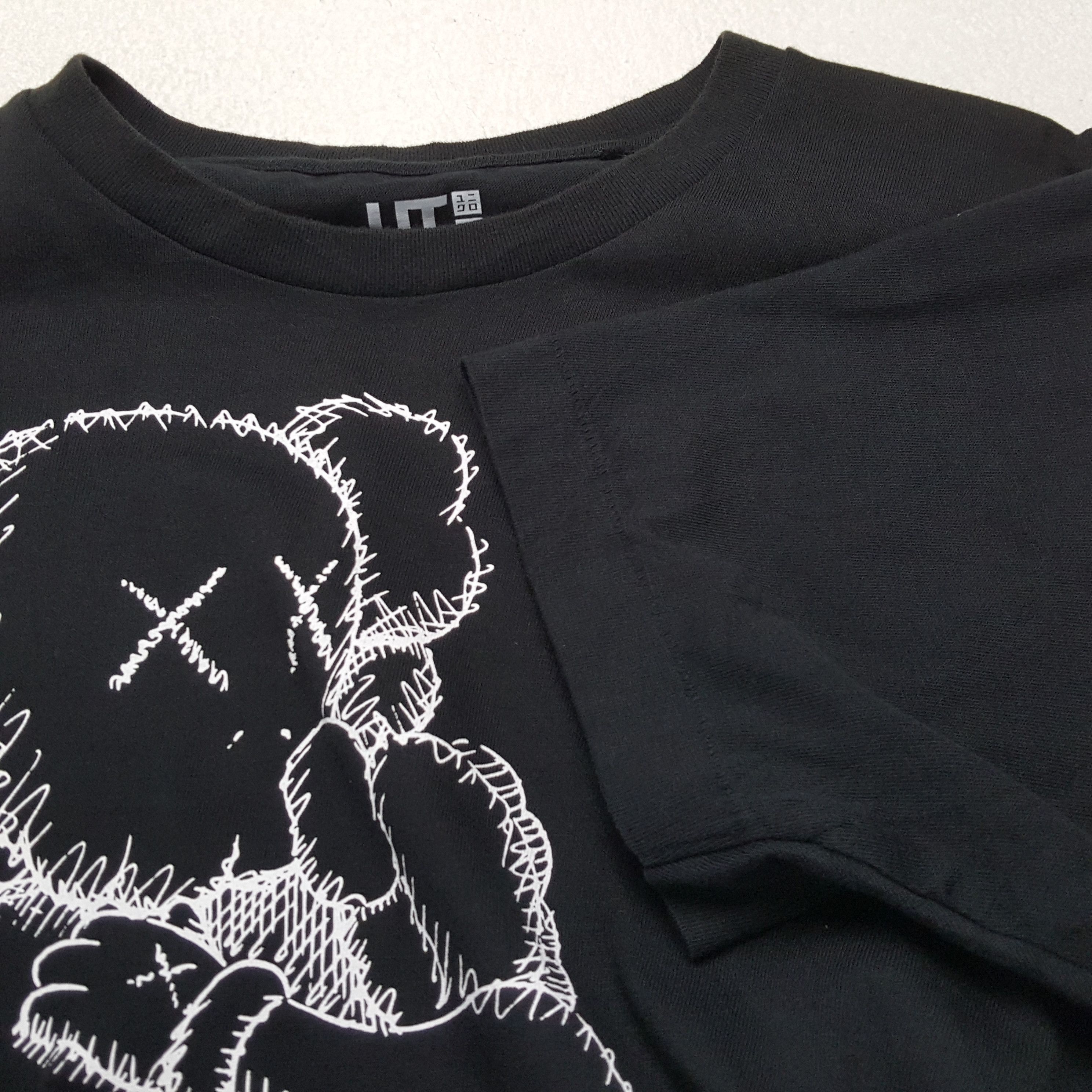 Kaws × Uniqlo KAWS X Japanese Brand Big Design Streetwear Tshirt Size US M / EU 48-50 / 2 - 6 Thumbnail