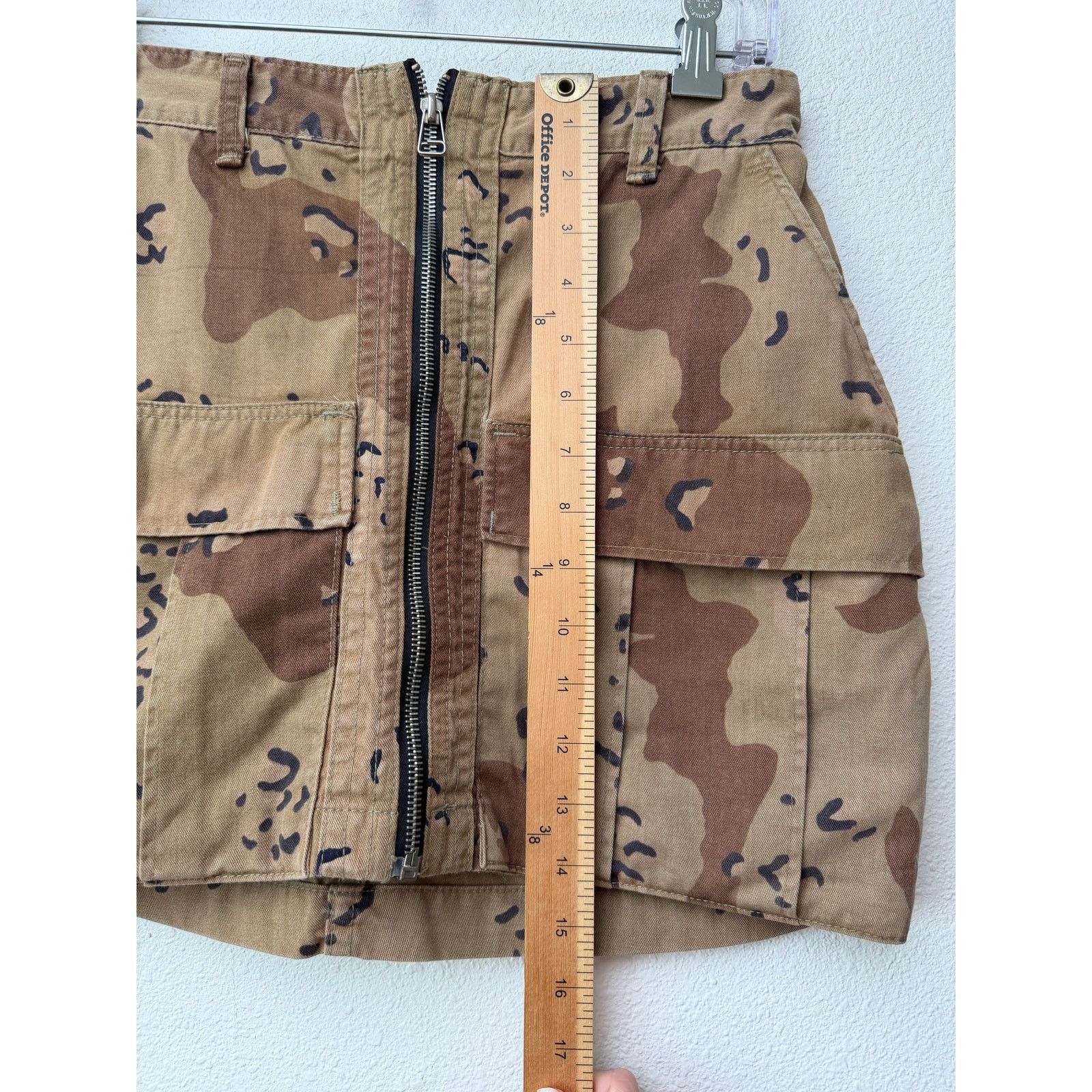 RE/DONE RE/DONE Womens Desert Camo Zip Utility Mini Skirt XS Size 28" / US 6 / IT 42 - 14 Thumbnail