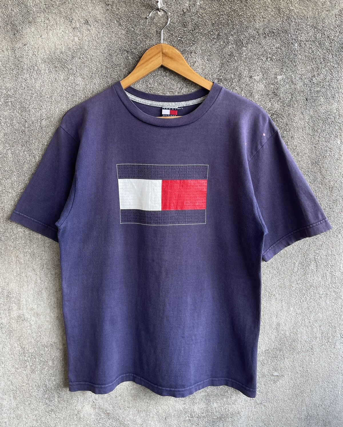 Tommy Hilfiger Vintage 90’s Sun Faded TOMMY HILFIGER Big logo Flag Tshirt Size US M / EU 48-50 / 2 - 1 Thumbnail