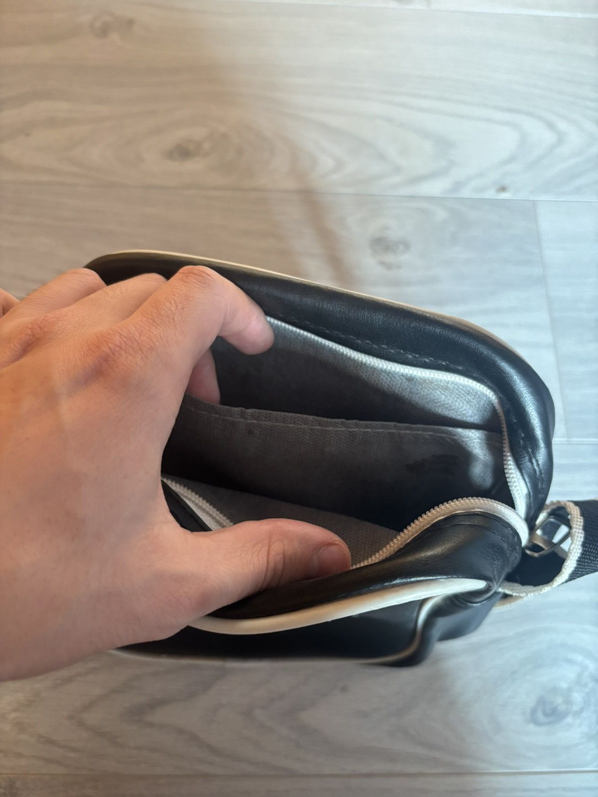 Converse × Japanese Brand × Vintage Vintage 90s Converse logo punk leather shoulder bag Size ONE SIZE - 2 Thumbnail