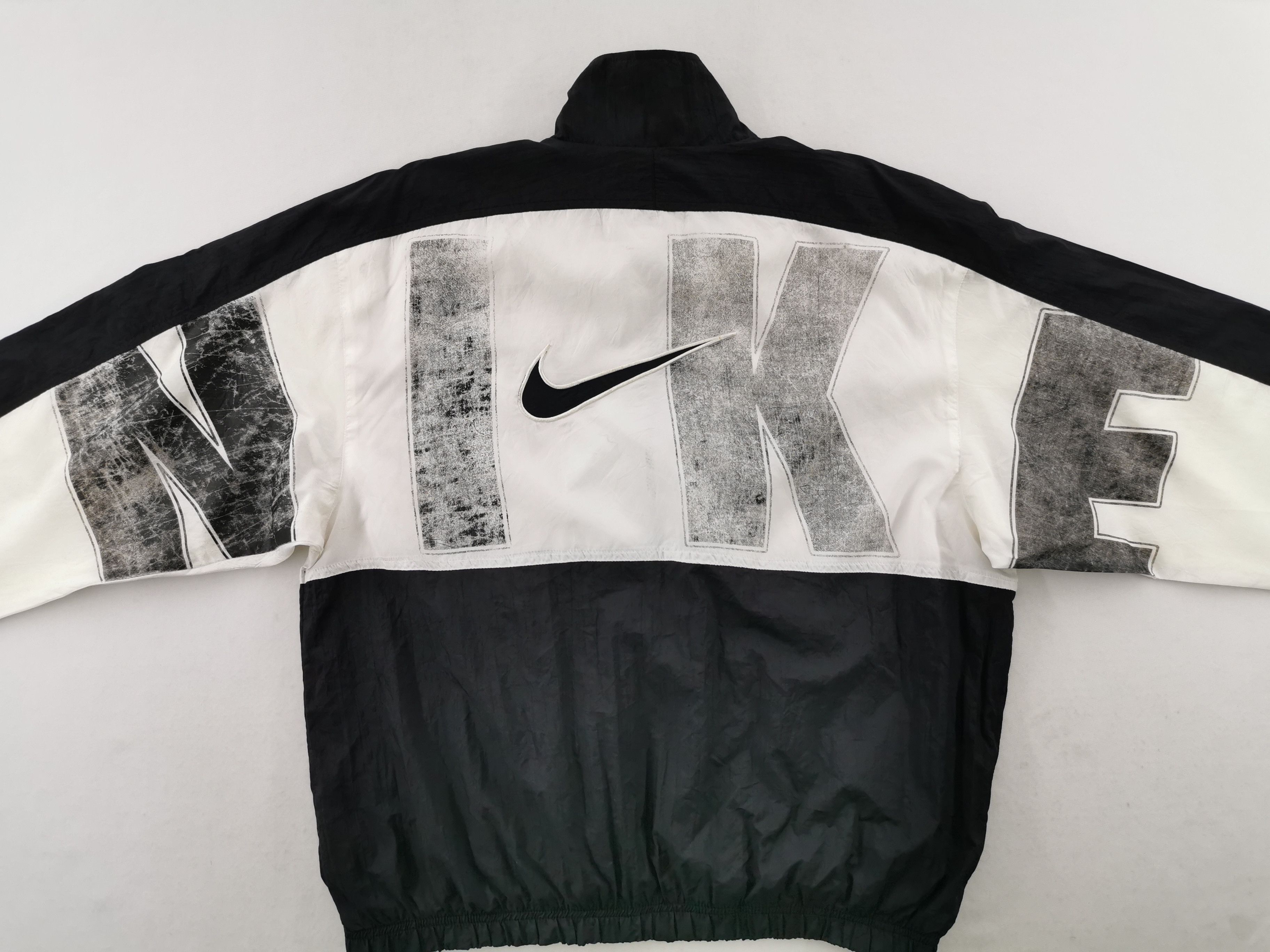 Nike Distressed Vintage 90s Nike Big Logo Windbreaker Jacket Size US L / EU 52-54 / 3 - 6 Thumbnail
