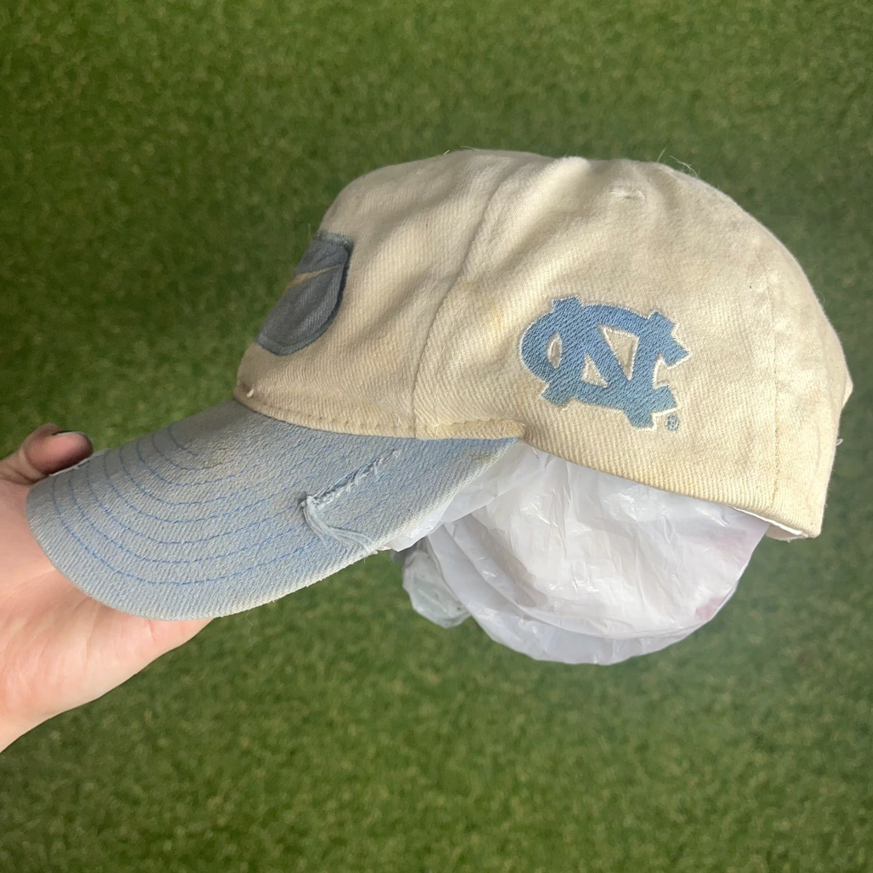 Nike VINTAGE Nike Tar Heels Baseball Cap Adjustable White Distressed 90s Sportswear Mens Size ONE SIZE - 2 Thumbnail