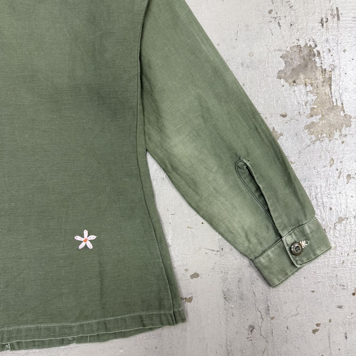 Vintage 1960s Shanana Mil Embroidered Daisy Utility Shirt in Olive Size US M / EU 48-50 / 2 - 15 Thumbnail
