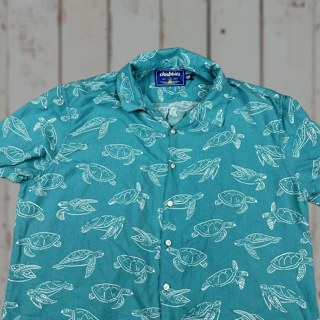 Chubbies Chubbies Shirt Men XL Blue Sea Turtle Print Aloha Short Sleeve Rayon Button Up Shirt Size US XL / EU 56 / 4 - 1 Thumbnail