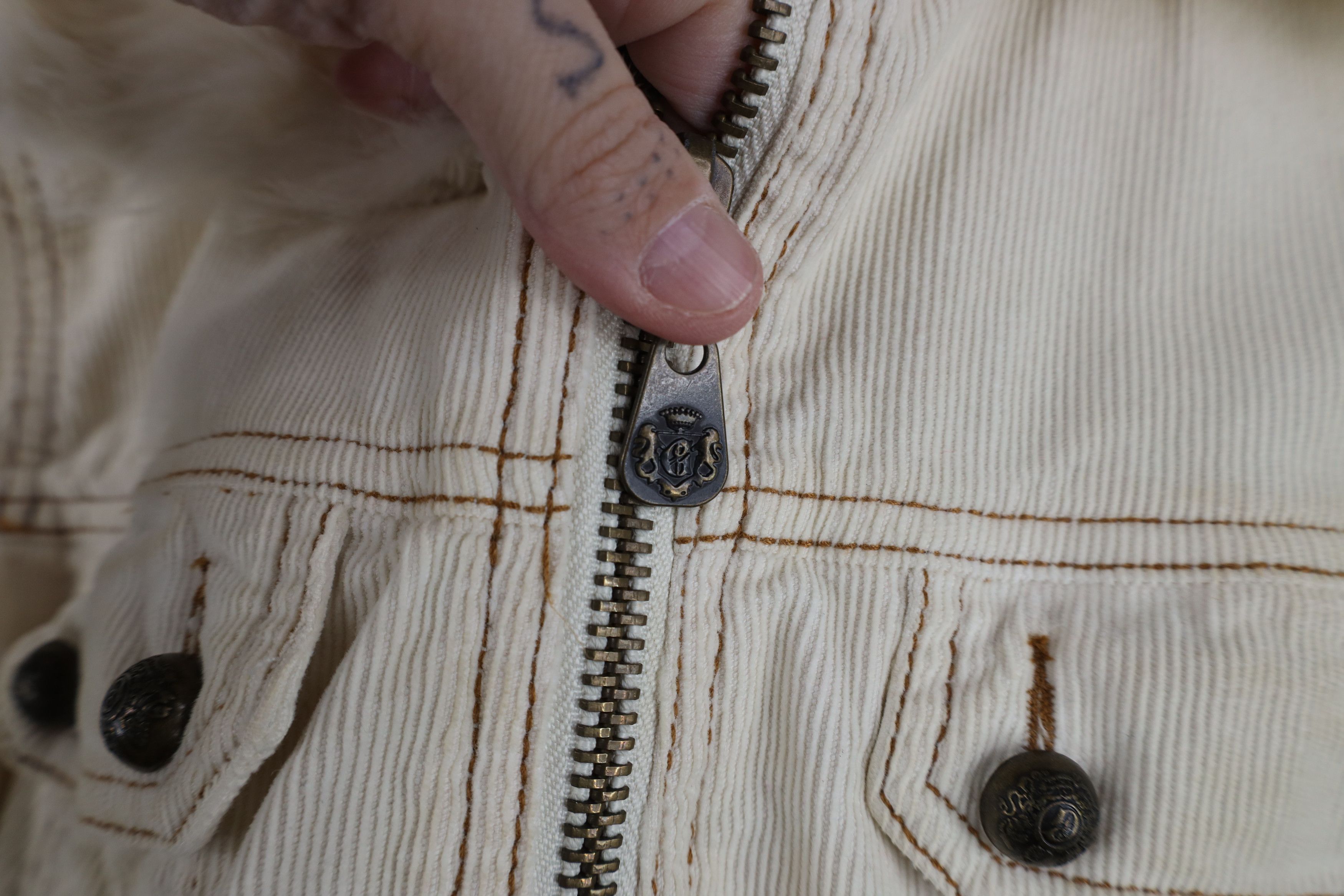 Guess Vintage 90s Y2K Guess Rabbit Corduroy Trucker Jacket Cream Size XS / US 0-2 / IT 36-38 - 5 Thumbnail