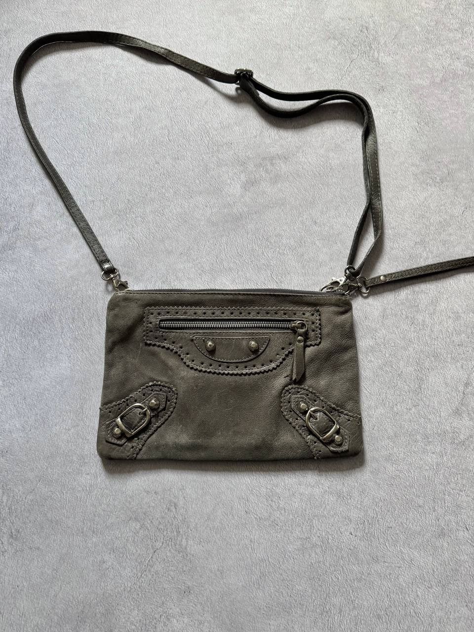Vintage Vintage Distressed Leather Crossbody Bag Y2K Style Size ONE SIZE - 1 Thumbnail