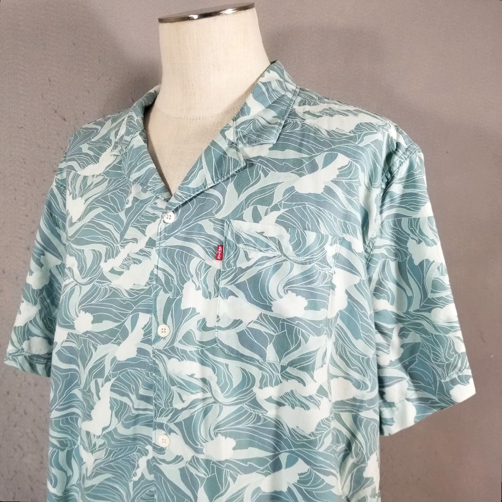 Levi's Hawaiian Shirt Men 2XL Blue Floral Short Sleeve Button-Up Shirt Knit Cotton Polyester Casual Travel