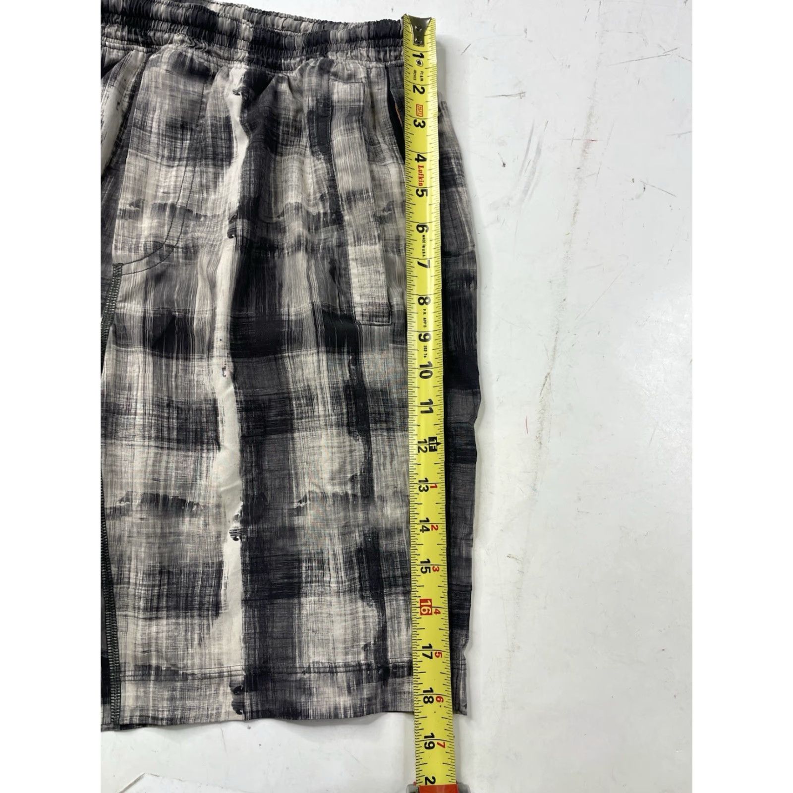 Lululemon Lululemon Pace Breaker Lined Plaid Checks Gray/Black Athletic Shorts Mens M Size US 31 - 3 Thumbnail