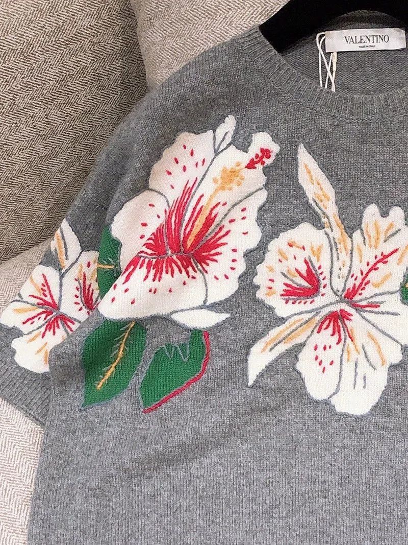 Valentino Valentino Gray Floral Embroidered Cashmere Sweater. Size US XS / EU 42 / 0 - 2 Thumbnail