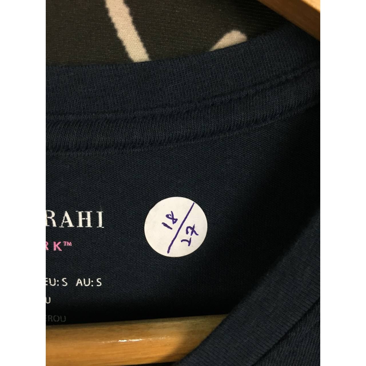 Isaac Mizrahi × Vintage Isaac Mizrahi New York Casual V-Neck Essentials Tee Size US S / EU 44-46 / 1 - 9 Thumbnail