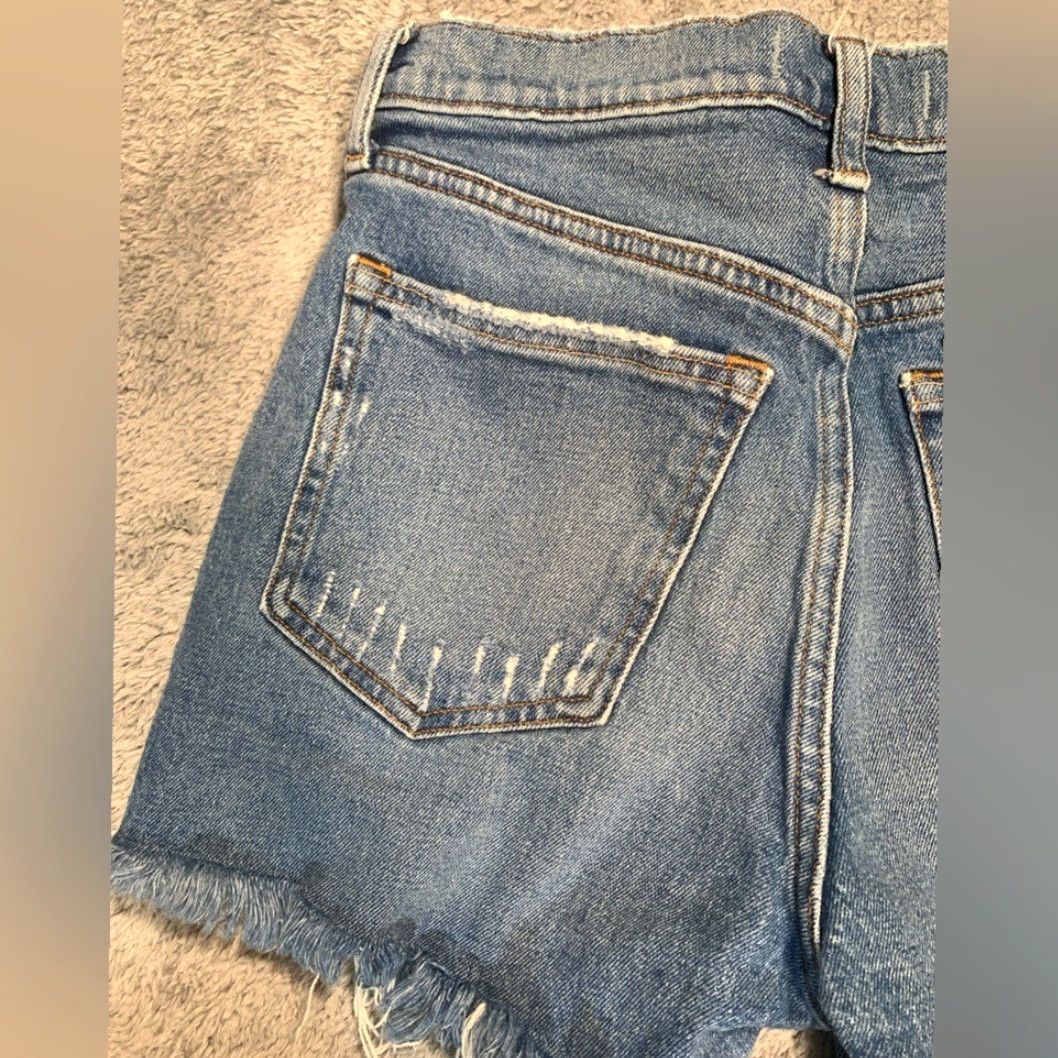 Abercrombie & Fitch Abercrombie & Fitch Mom Short High Rise Blue Jean Shorts 26 Women 4" Blue Denim Shorts Womens Size 26" / US 2 / IT 38 - 8 Thumbnail