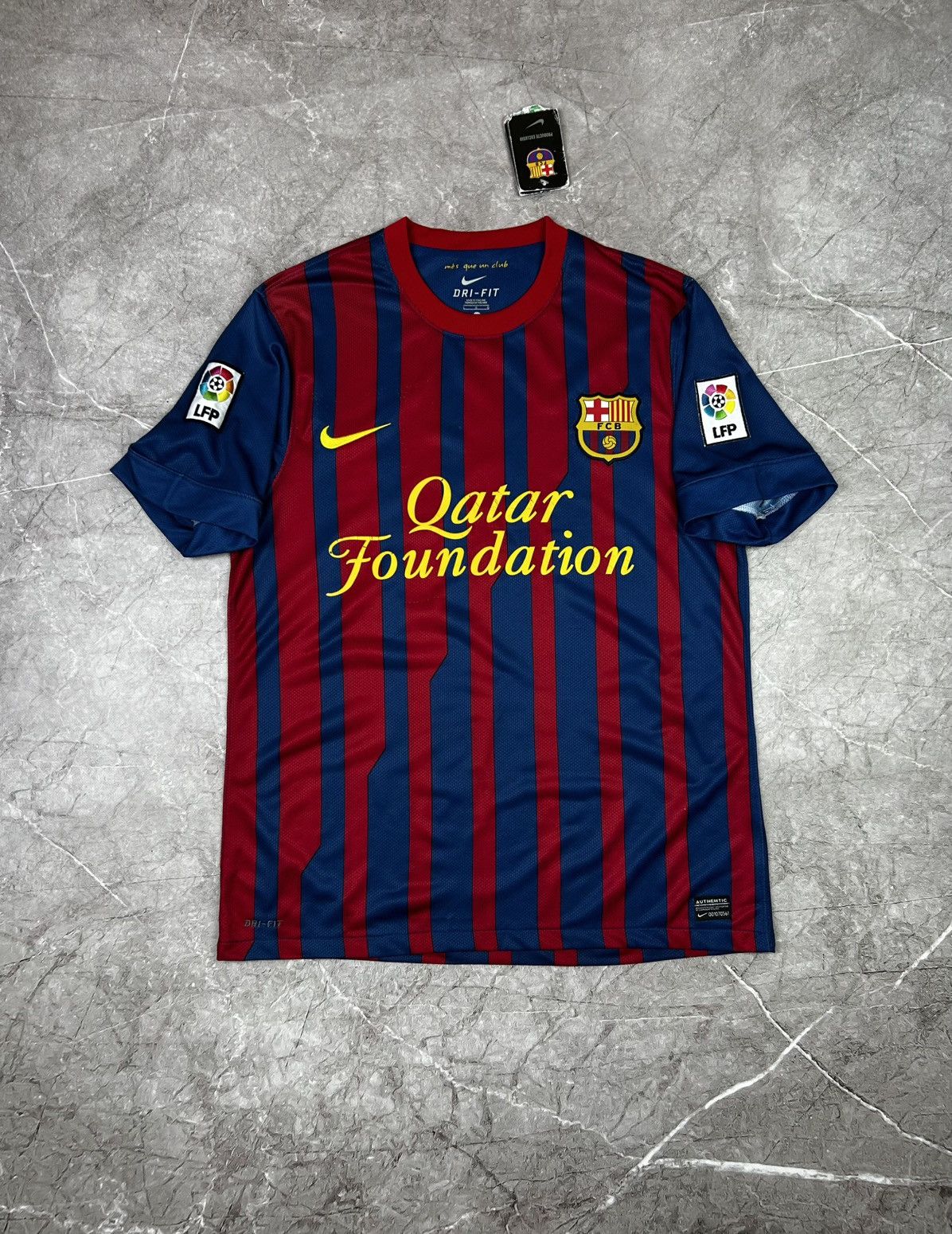 Nike Vintage Nike Barcelona soccer jersey 10 Messi Size L Size US L / EU 52-54 / 3 - 1 Thumbnail