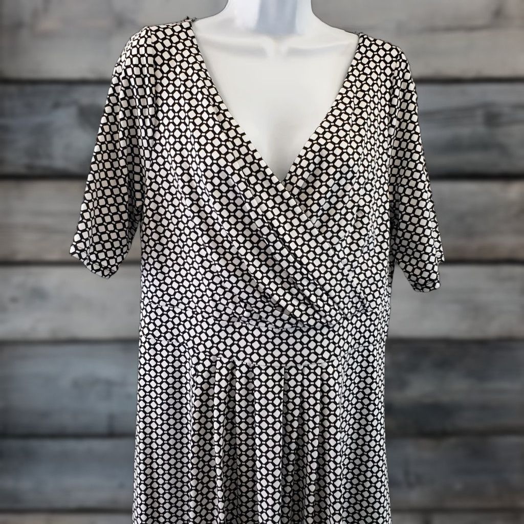 Lands' End Lands' End Dress Womens Sz Large Black White Geometric V-Neck Half Sleeve Size L / US 10 / IT 46 - 1 Thumbnail