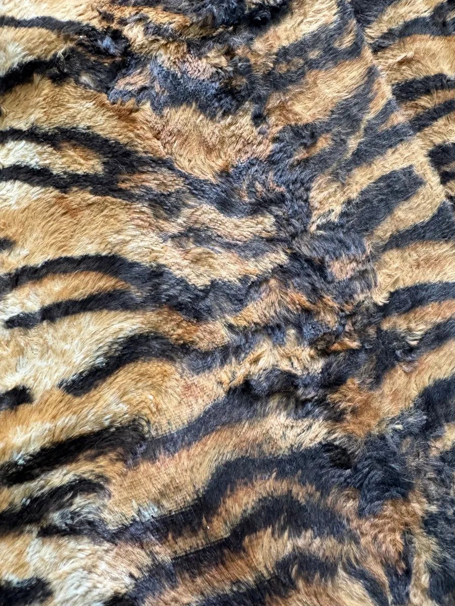Dolce & Gabbana 2000s Dolce & Gabbana Tiger Faux Fur Skirt Size 26" / US 2 / IT 38 - 6 Thumbnail