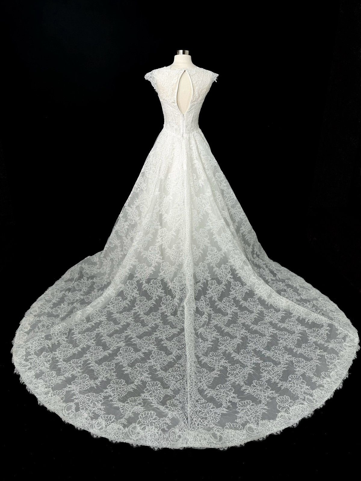 Other Preloved US 2-4 Anna Augusta French corded lace Bridal Gown Size S / US 4 / IT 40 - 7 Thumbnail