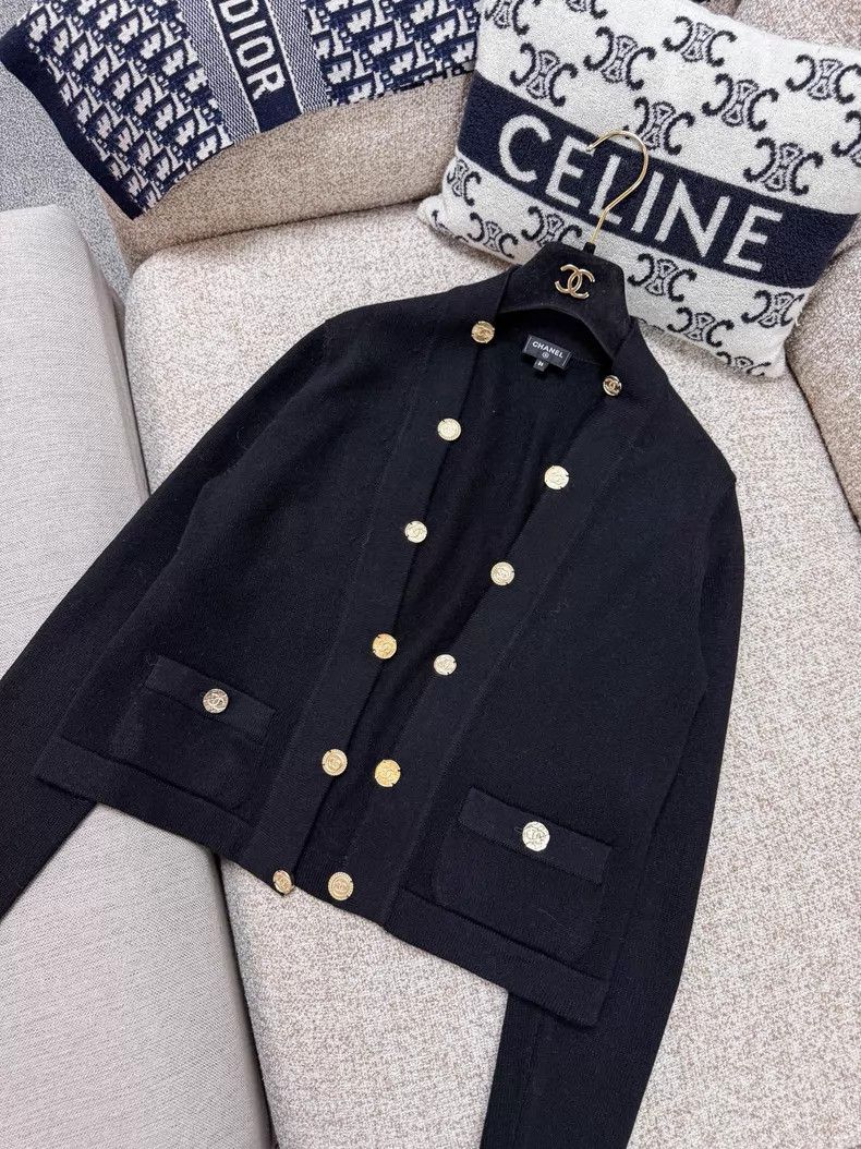 Chanel Chanel Gold coin buckle double-breasted cashmere cardigan Size XXS / US 00 / IT 34 - 2 Thumbnail