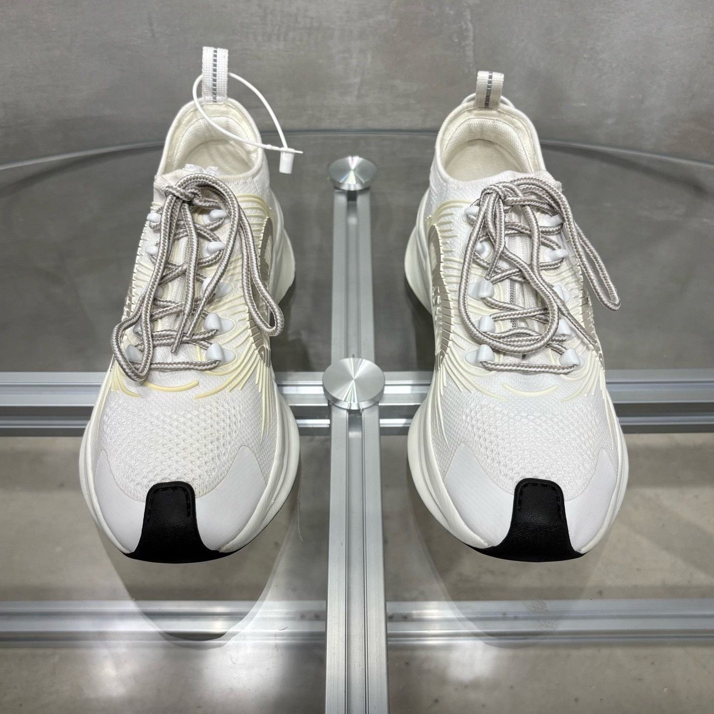 Gucci Gucci Casual White Lowtop Sneakers 9 Men Size US 9 / EU 42 - 1 Thumbnail