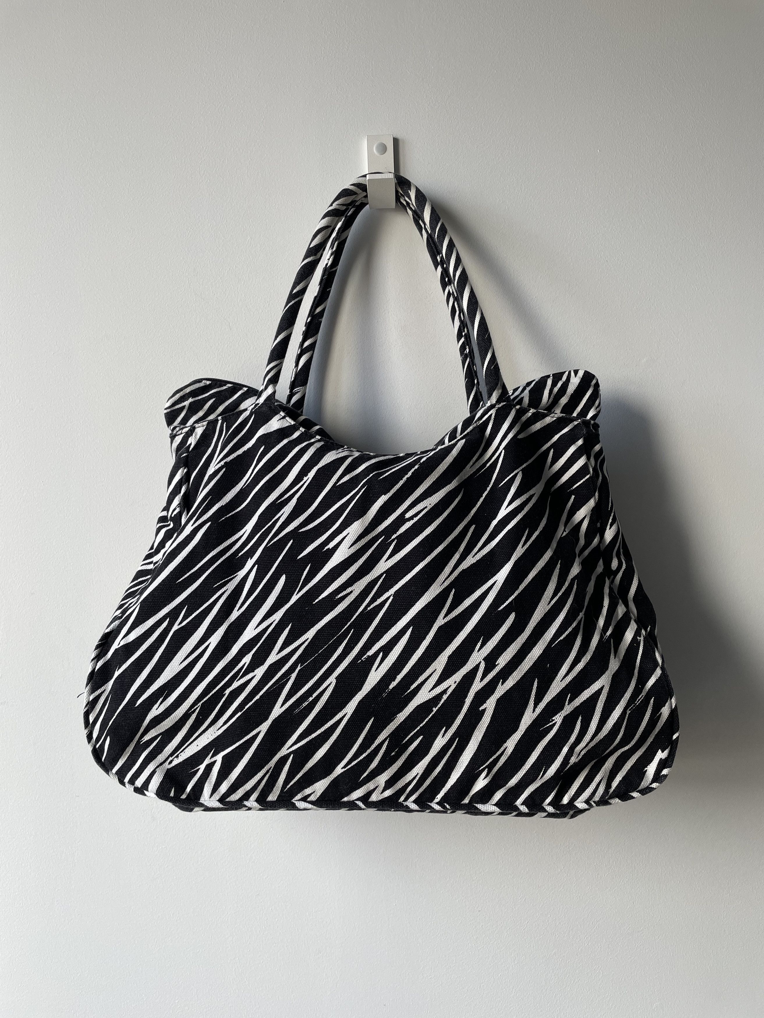 Marimekko Marimekko Zebra Pattern Handbag Shoulder Bag 7862AC Size ONE SIZE - 4 Thumbnail