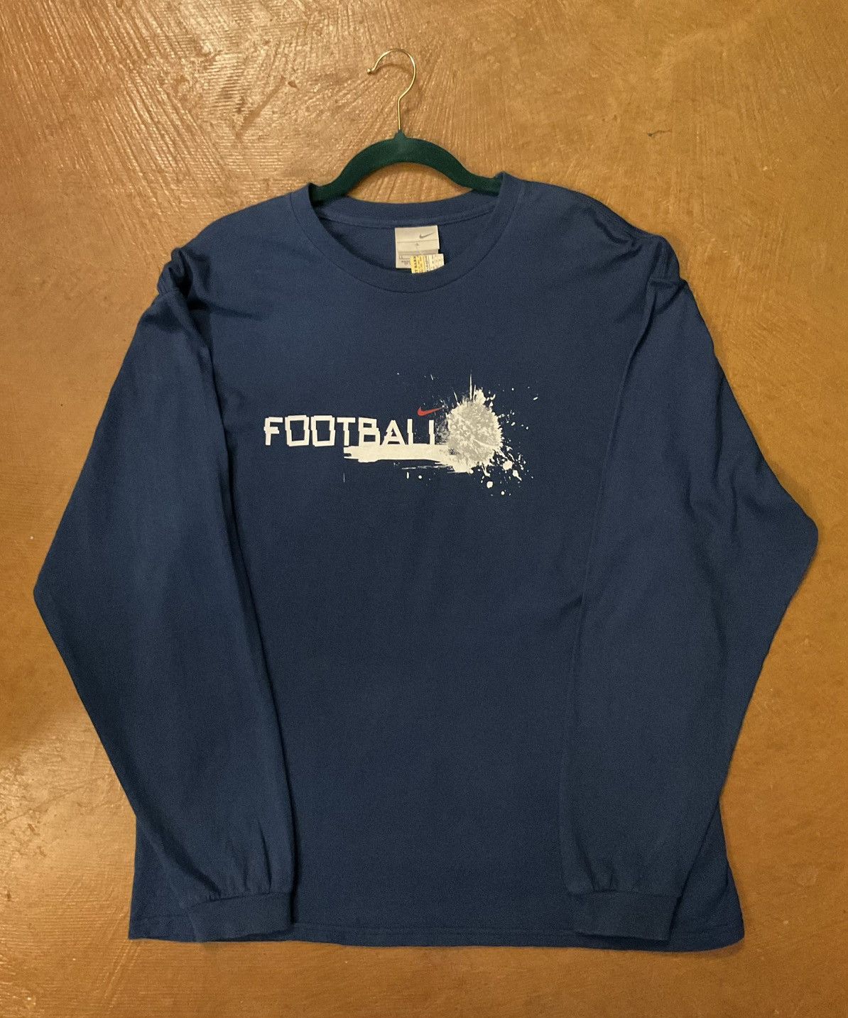 Nike Nike Center Swoosh Football Graphic Tee T Shirt Size US L / EU 52-54 / 3 - 1 Thumbnail