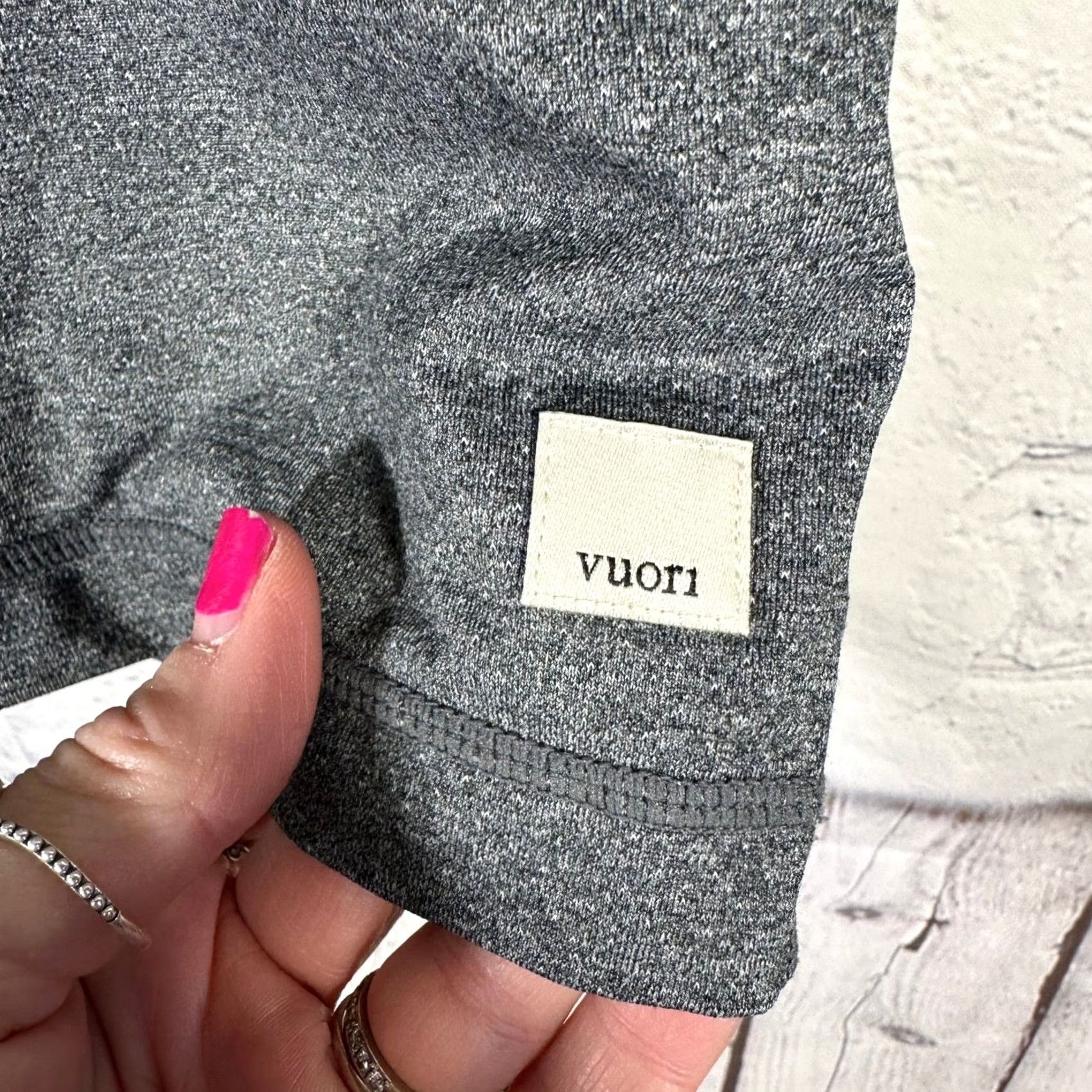 Vuori Vuori Tradewind Performance T-Shirt Mens Small Charcoal Heather Gray Pocket V109 Size US S / EU 44-46 / 1 - 3 Thumbnail