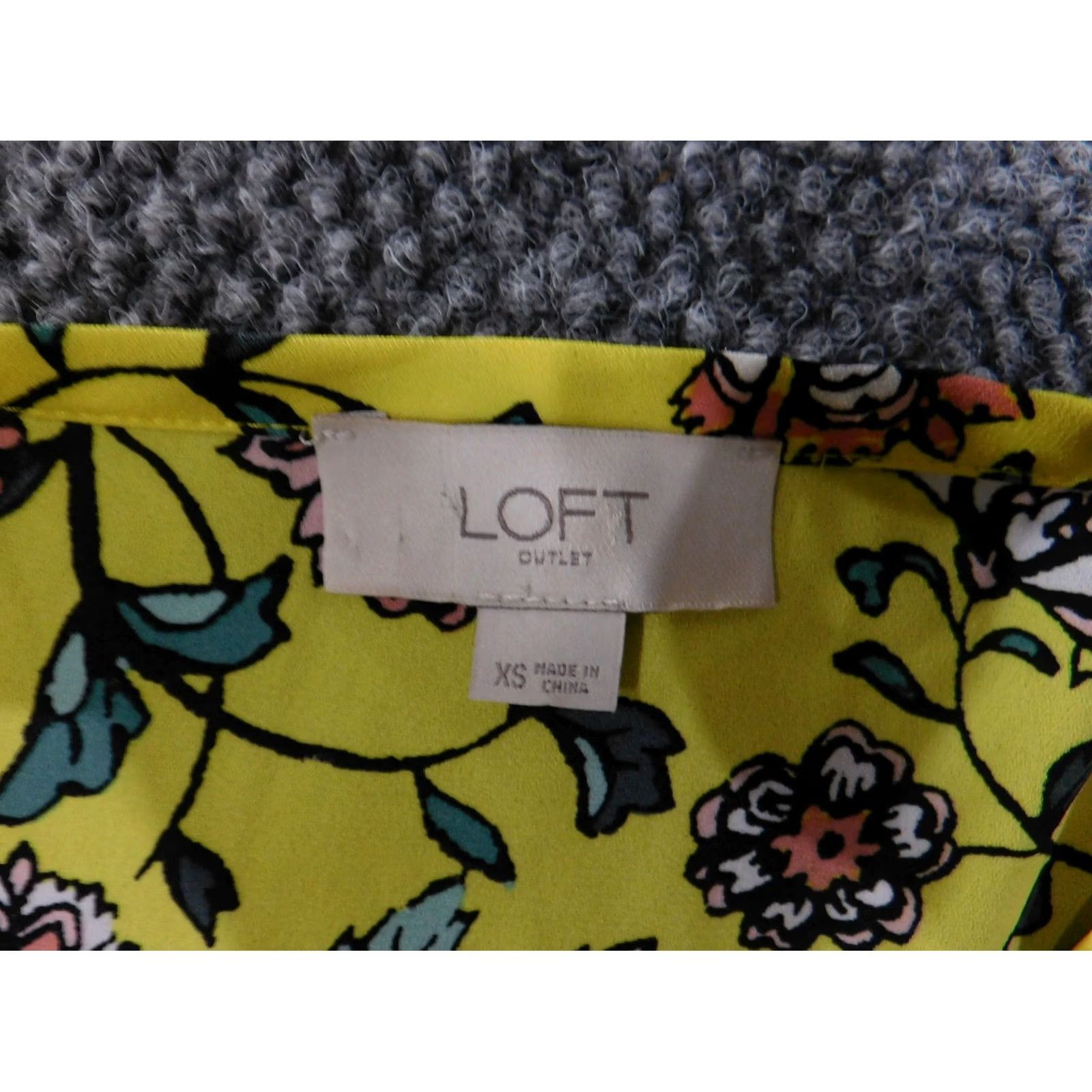 Loft LOFT Blouse Tank Top Womens XS Yellow Floral Sleeveless Pullover Round Neck Casual Short Sleeve Polyester Rayon Button Blouse Size XS / US 0-2 / IT 36-38 - 7 Thumbnail