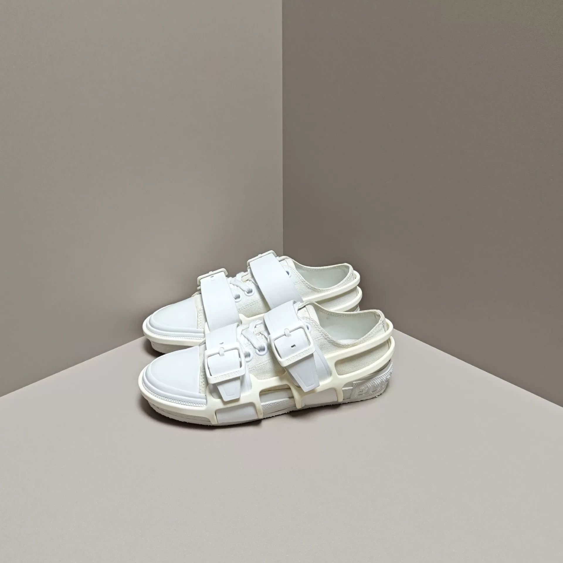 Burberry Burberry Lowtop Sneakers us_5 Women Size US 5 / IT 35 - 1 Thumbnail