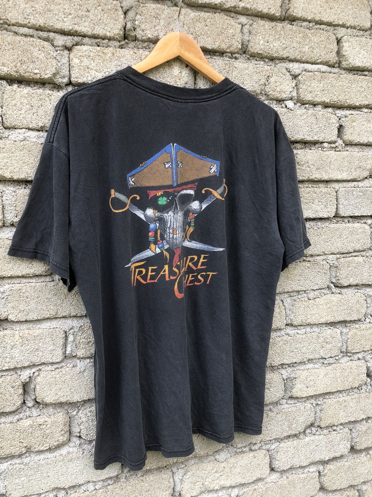 Vintage Vintage Sunfaded Edgewater Casino Treasure Chest Tshirt Size US XL / EU 56 / 4 - 3 Thumbnail