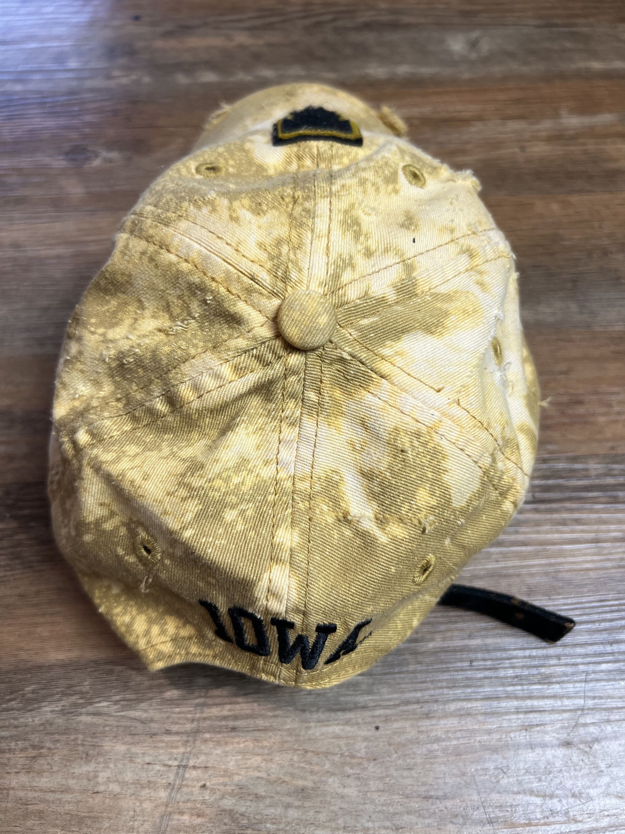 Vintage Vintage 1990's Iowa Hawkeyes Distressed Strapback Dad Hat Size ONE SIZE - 3 Thumbnail