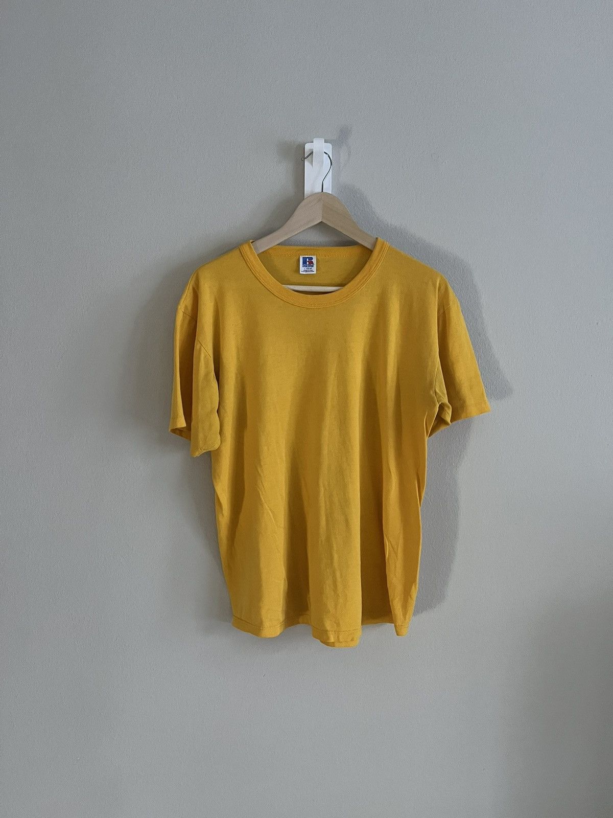Vintage Vintage Russell Athletic Yellow Blank Tee Size US L / EU 52-54 / 3 - 1 Thumbnail