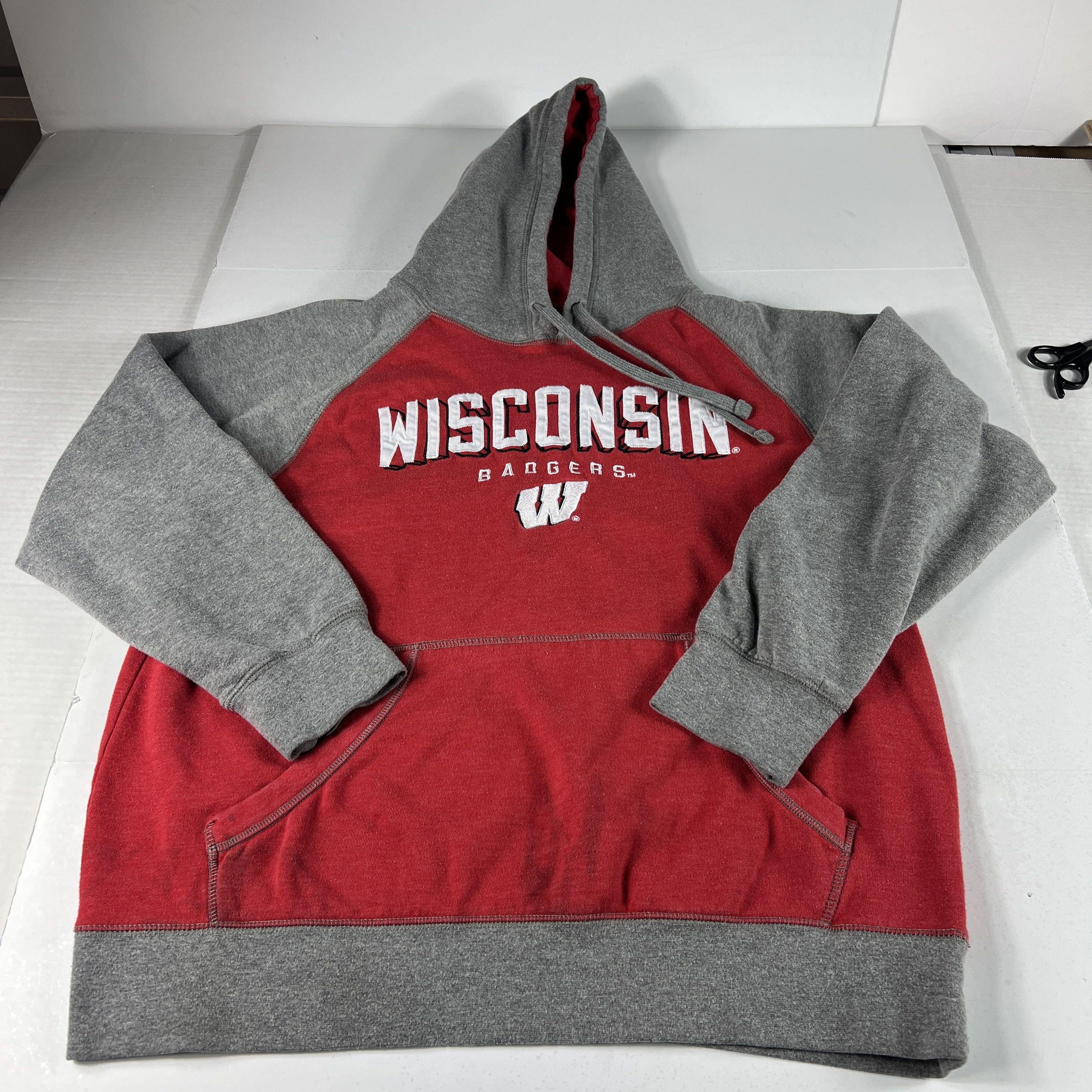 NCAA NCAA Wisconsin Badgers Sweatshirt Faded Logo Pullover Hoodie Size US L / EU 52-54 / 3 - 1 Thumbnail